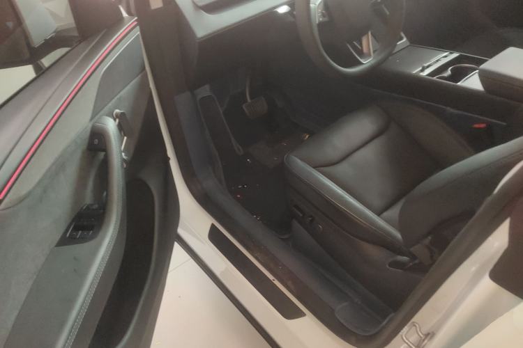 Used Tesla Model Y 2025 Long-Range All-Wheel-Drive Version
