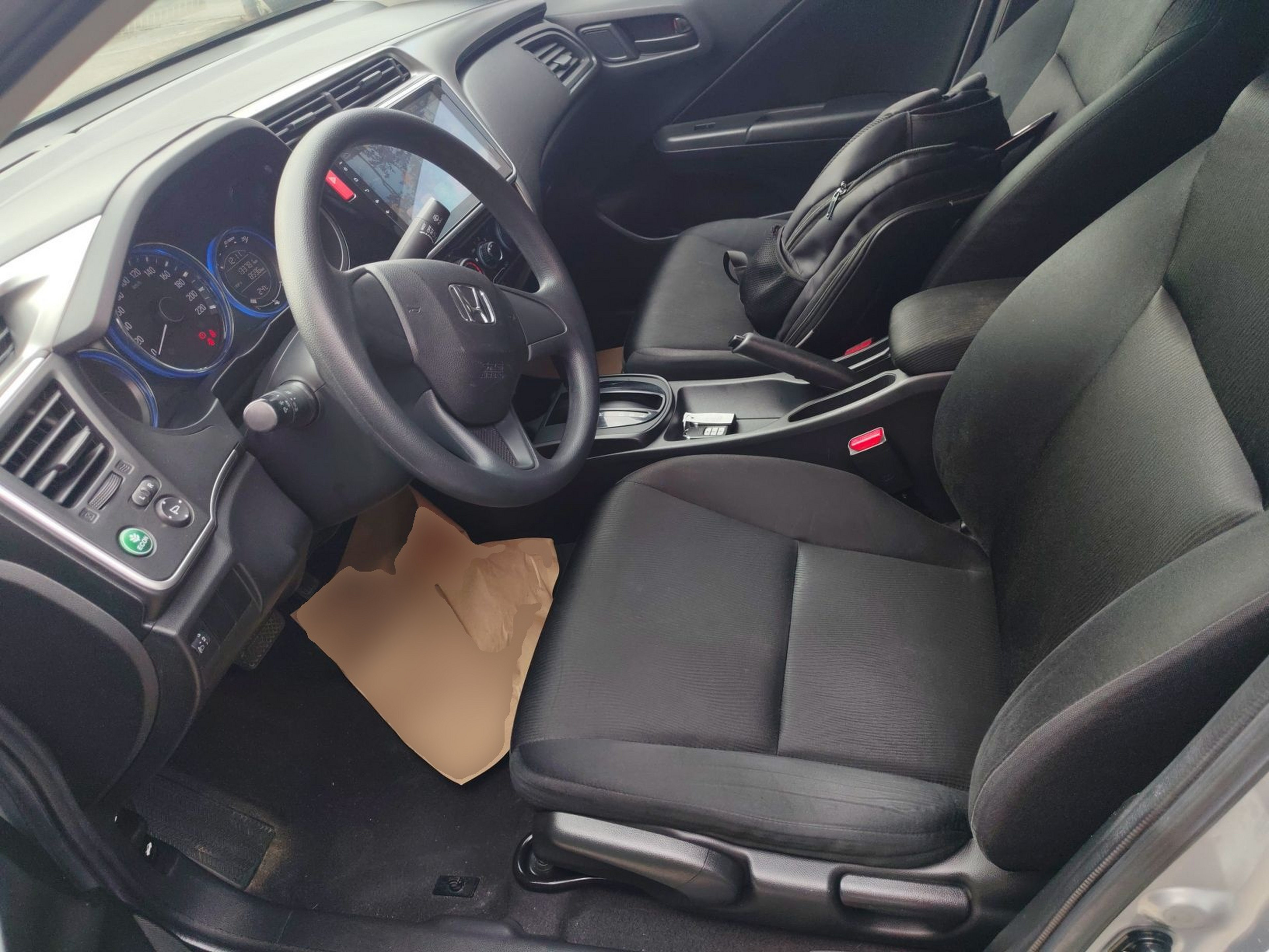 Переднее сиденье в автомобиле