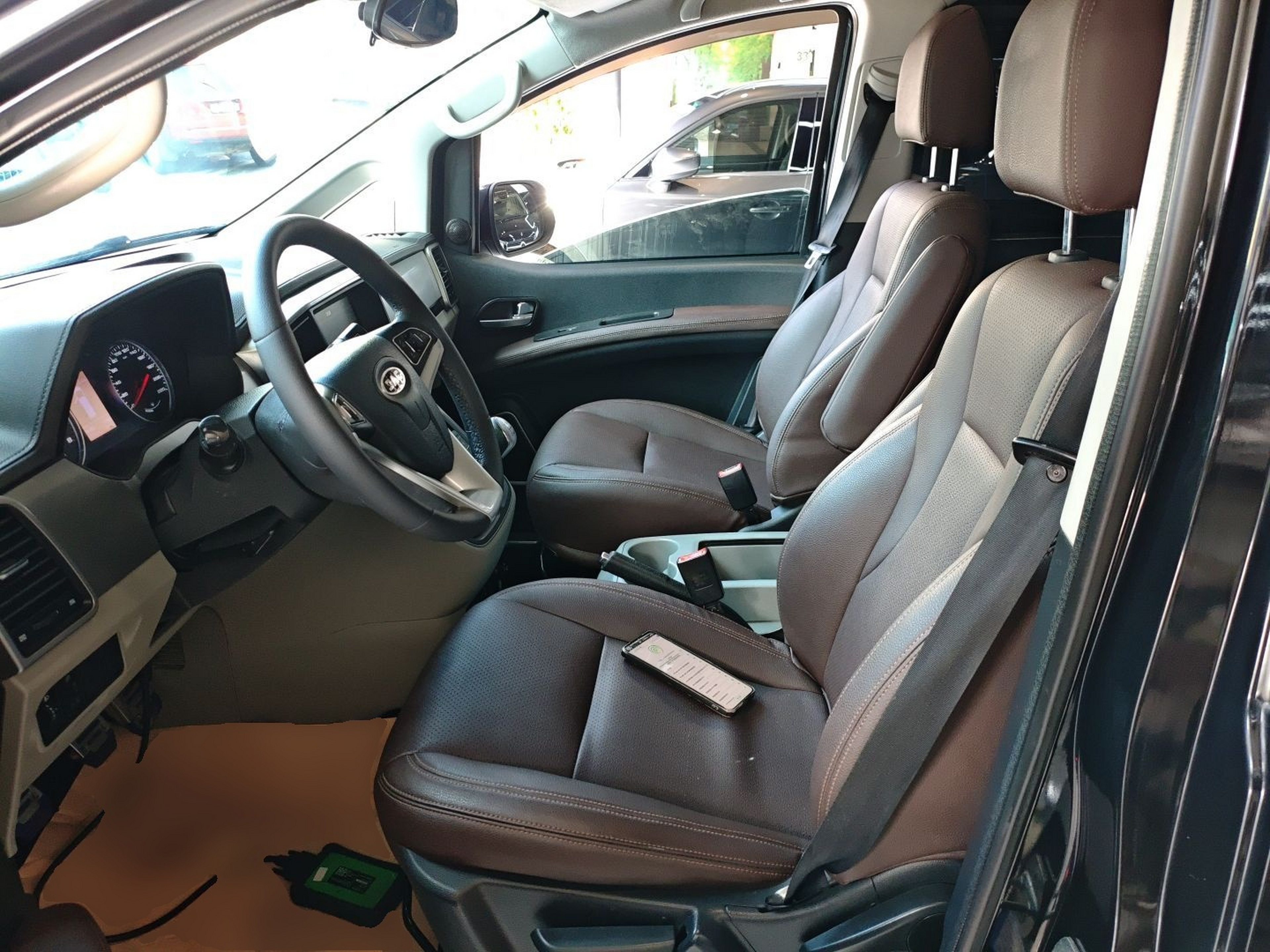 Переднее сиденье в автомобиле