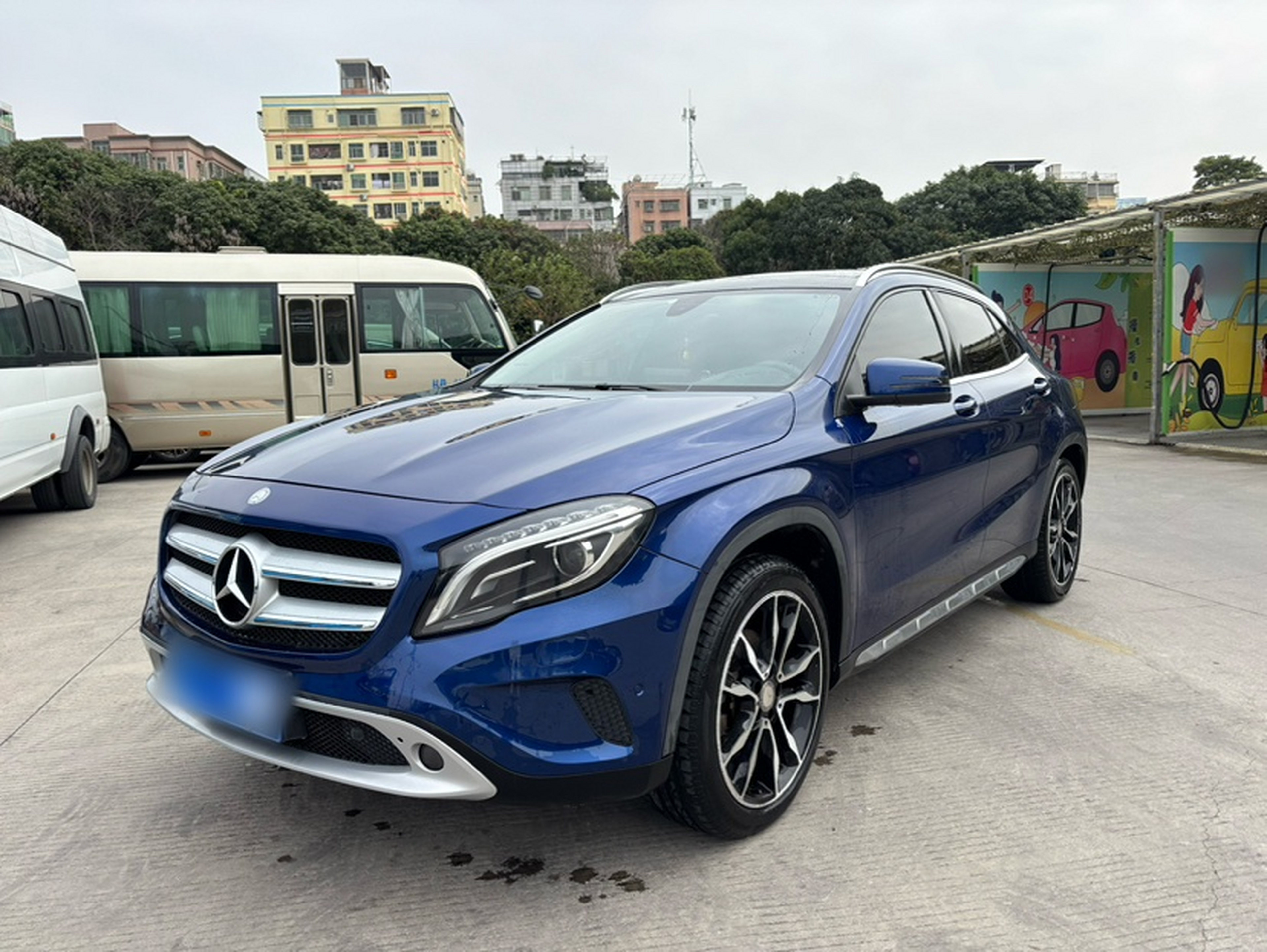 Под передней частью автомобиля