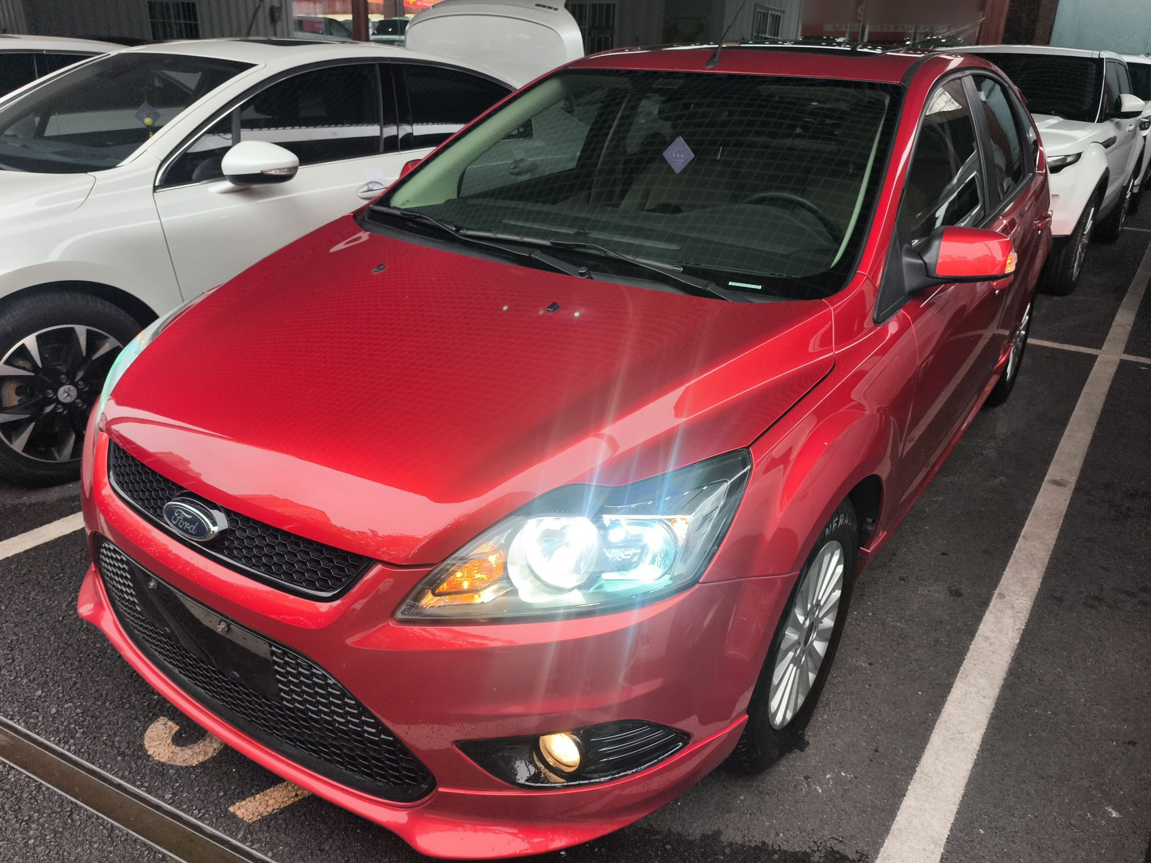 تحت مقدمة السيارة