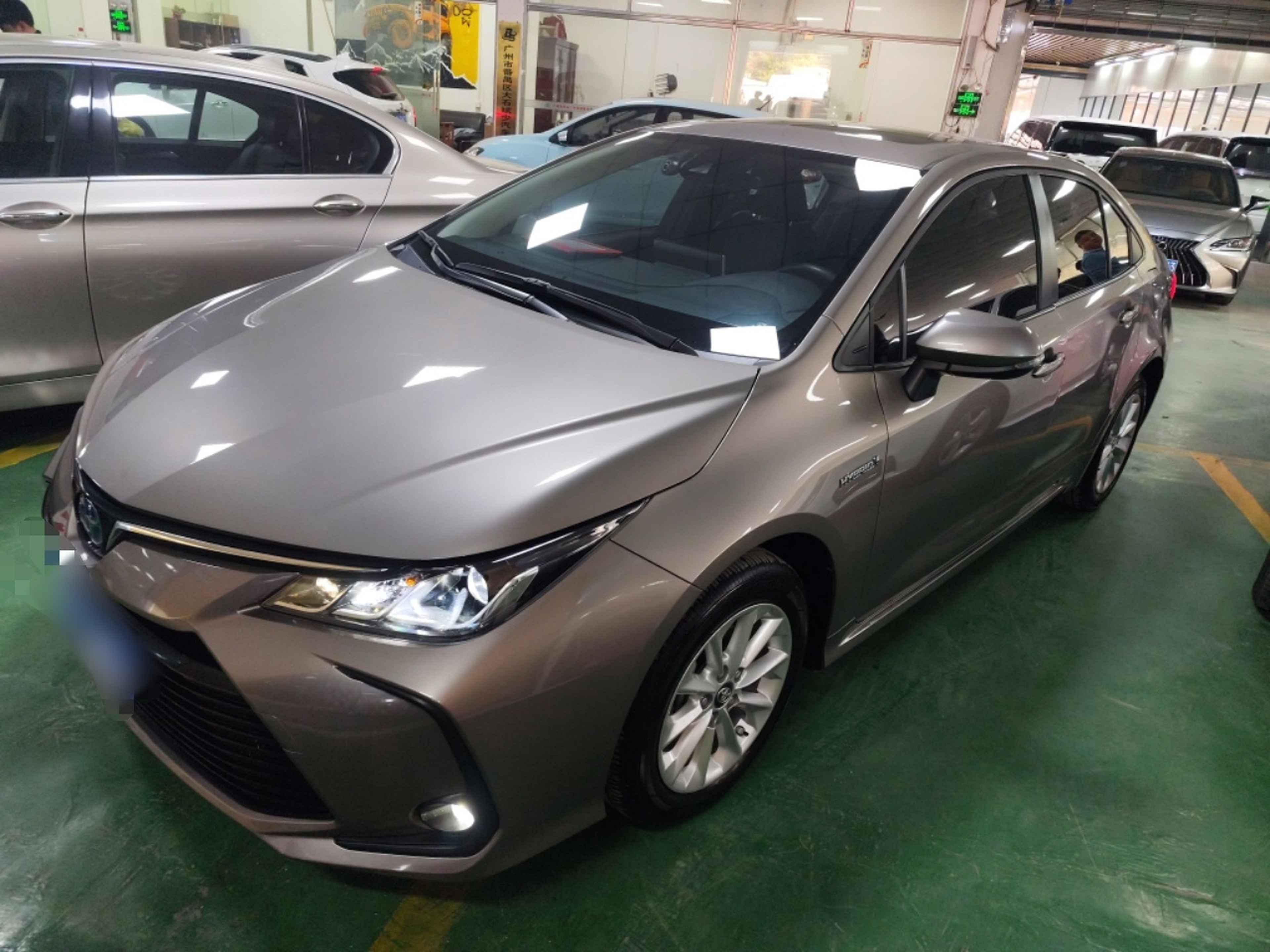 Под передней частью автомобиля