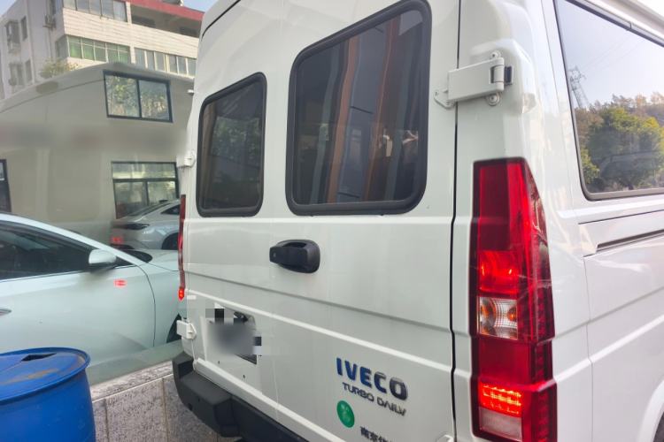 Used Iveco Daily 2023 2.5T A35M1 Short Wheelbase Low-Roof Single-Tire Side-Sliding Door 5-9 Seats
