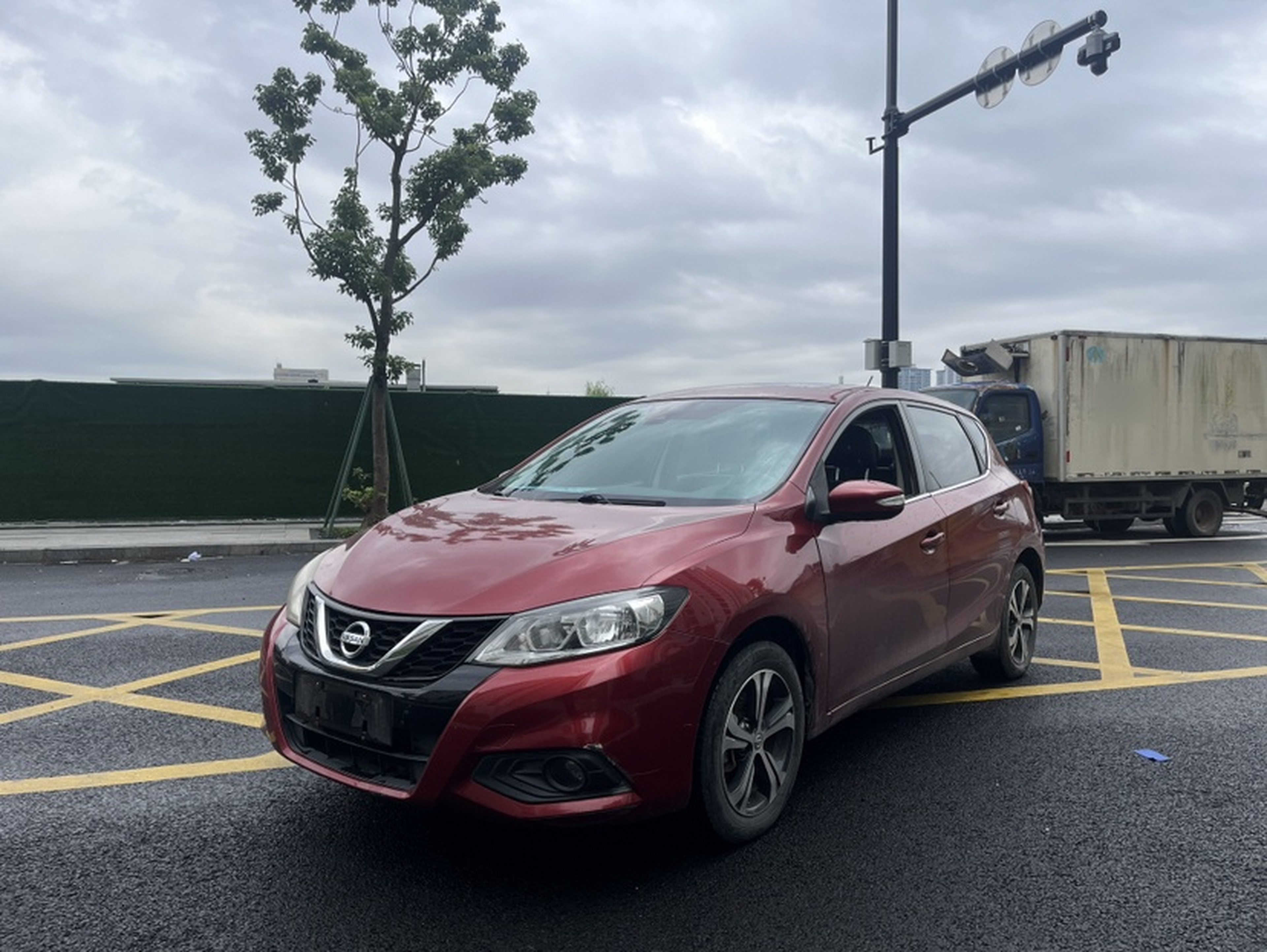 Под передней частью автомобиля