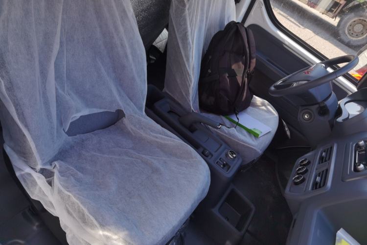 Used Wuling Yangguang 2024 300KM Comfort Version Passenger Van 75kW
