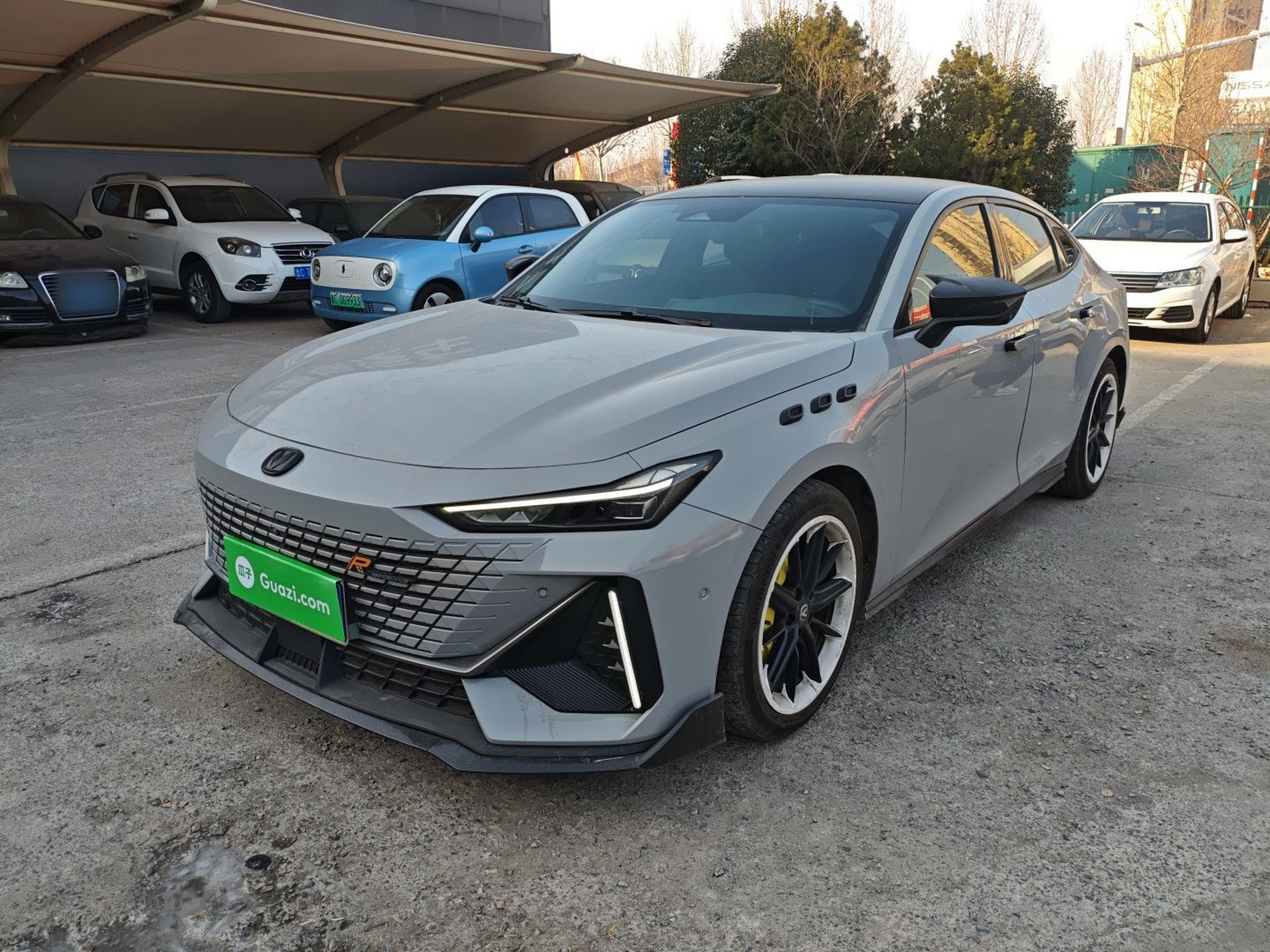 Под передней частью автомобиля