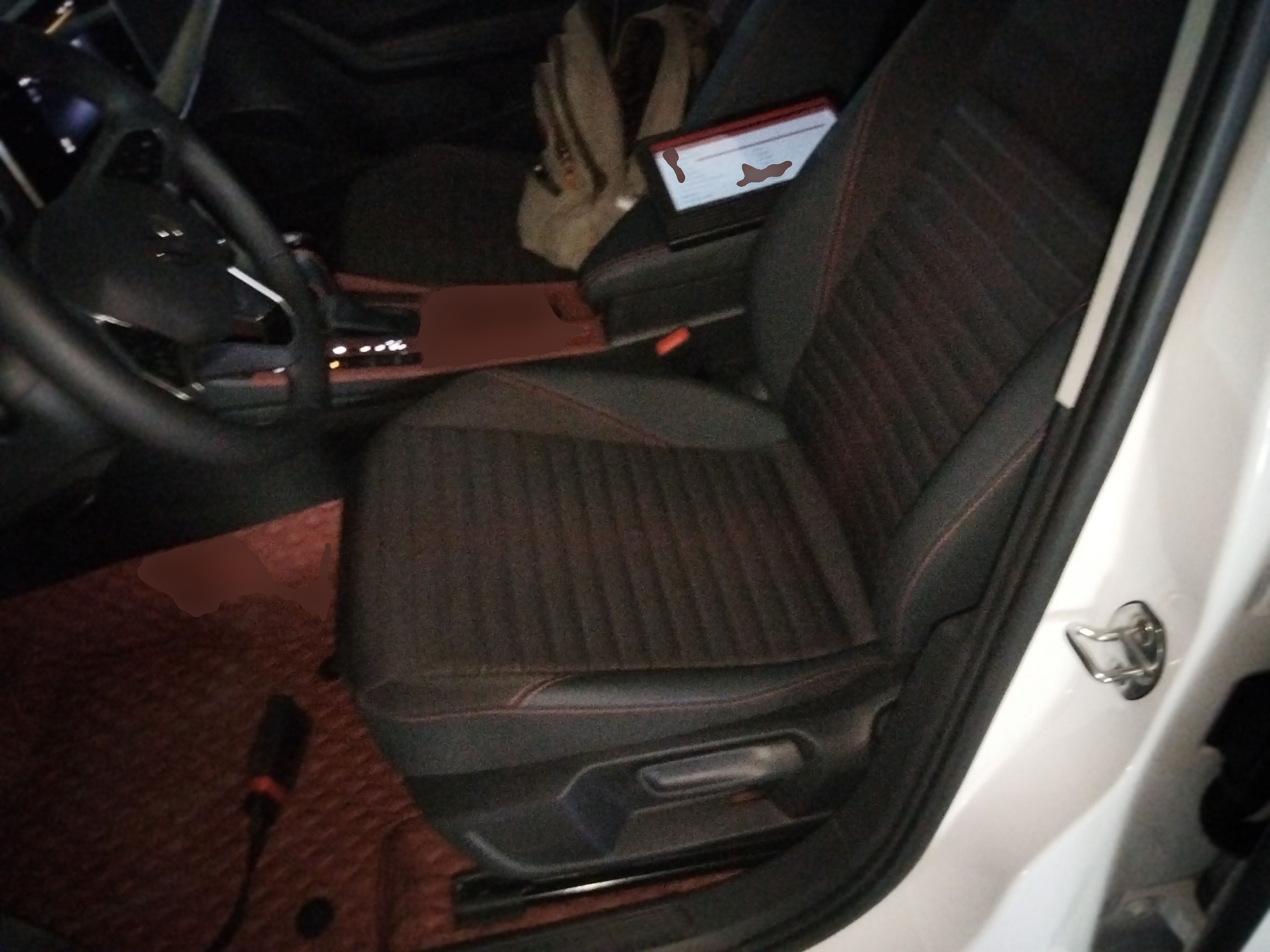 المقاعد الأمامية داخل السيارة