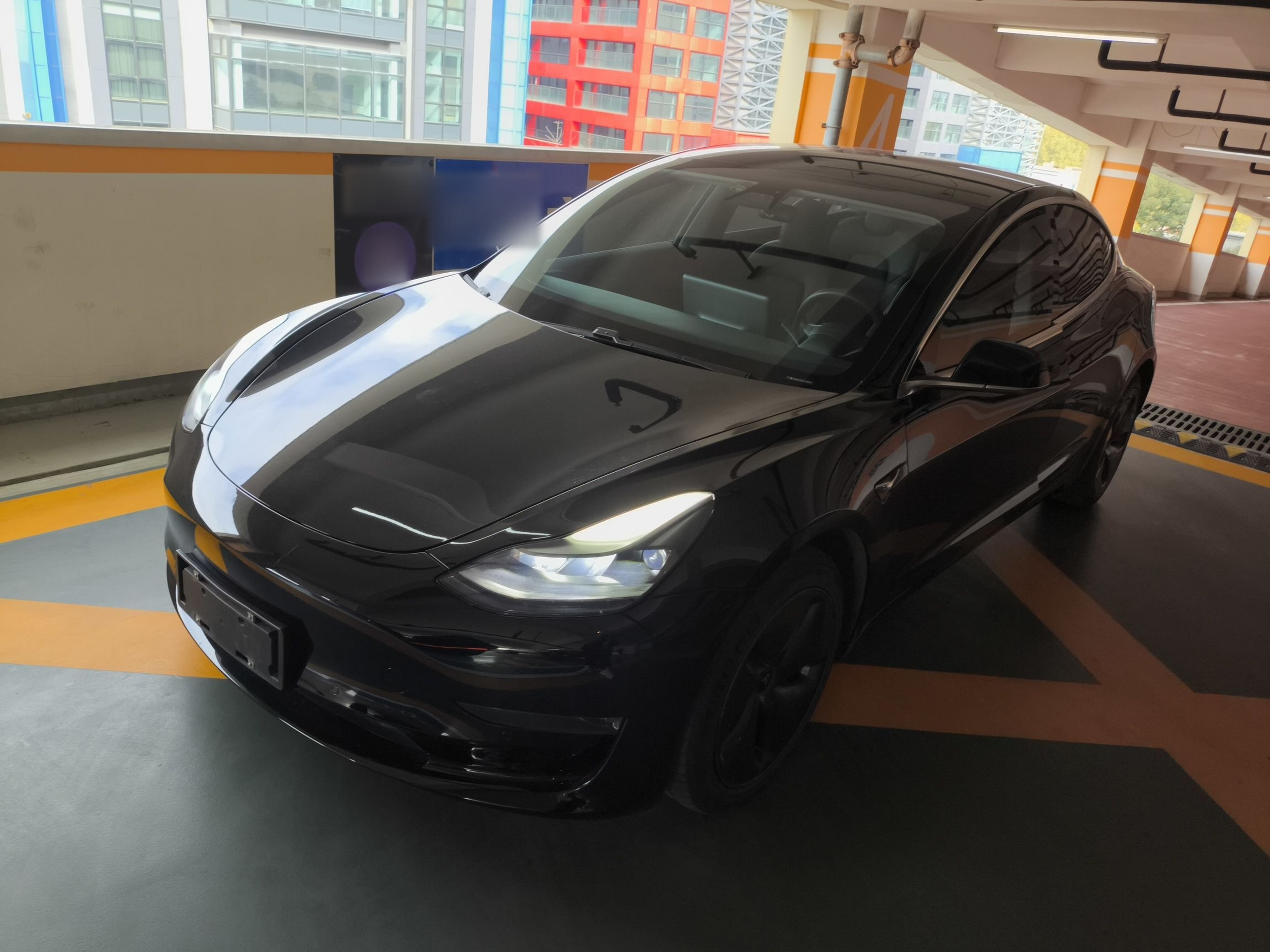 Под передней частью автомобиля