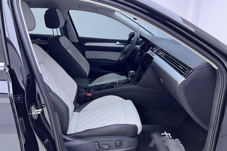 Used Volkswagen Magotan 2024 2 Million Units Zhongxiang Version 330TSI DSG Luxury Edition
