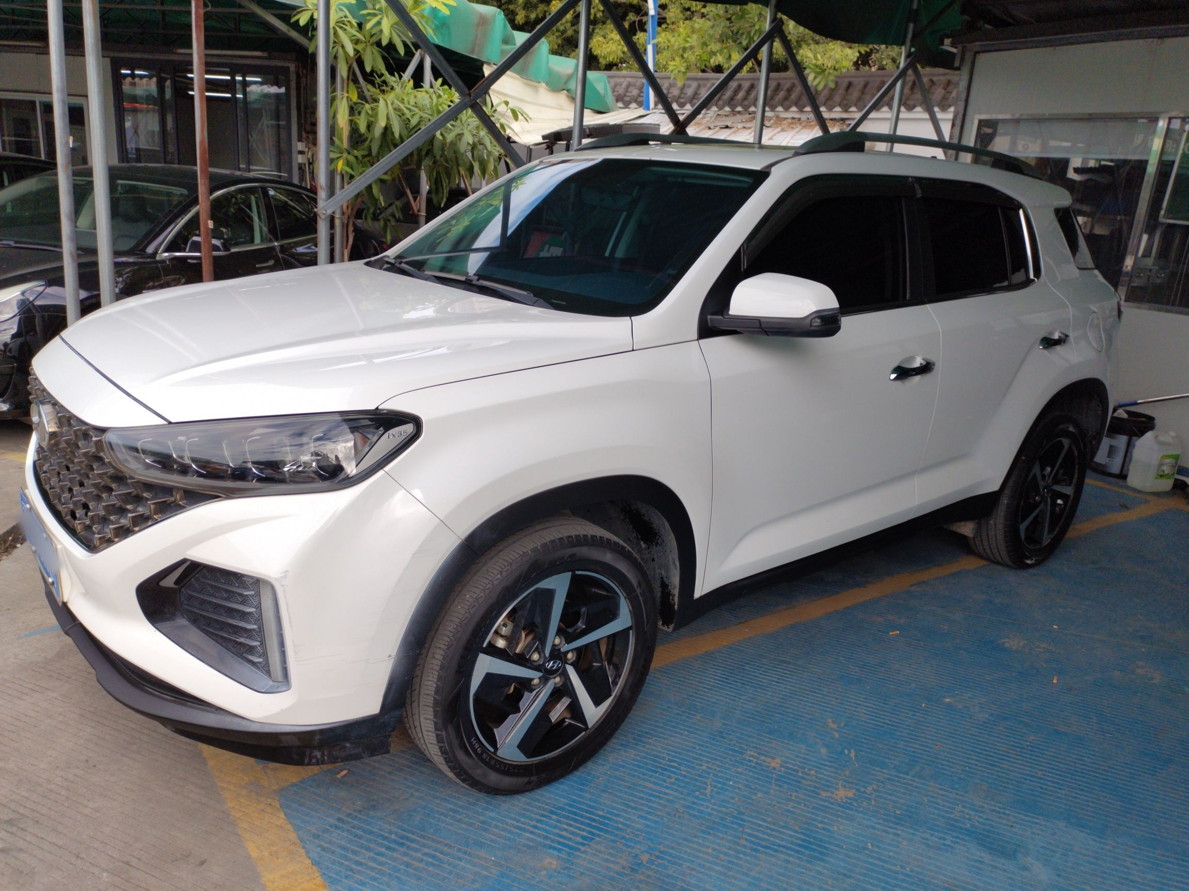 تحت مقدمة السيارة