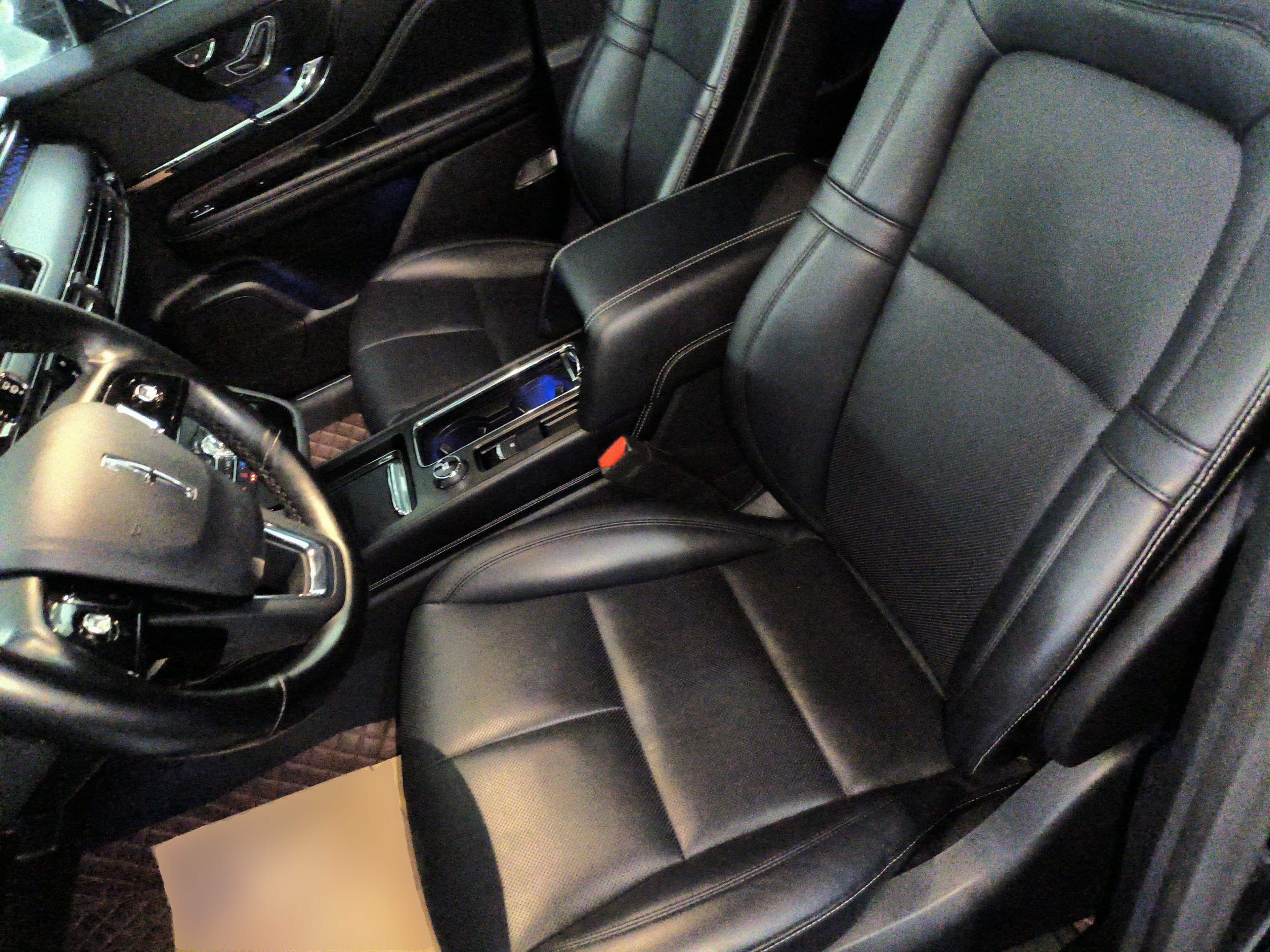 Переднее сиденье в автомобиле