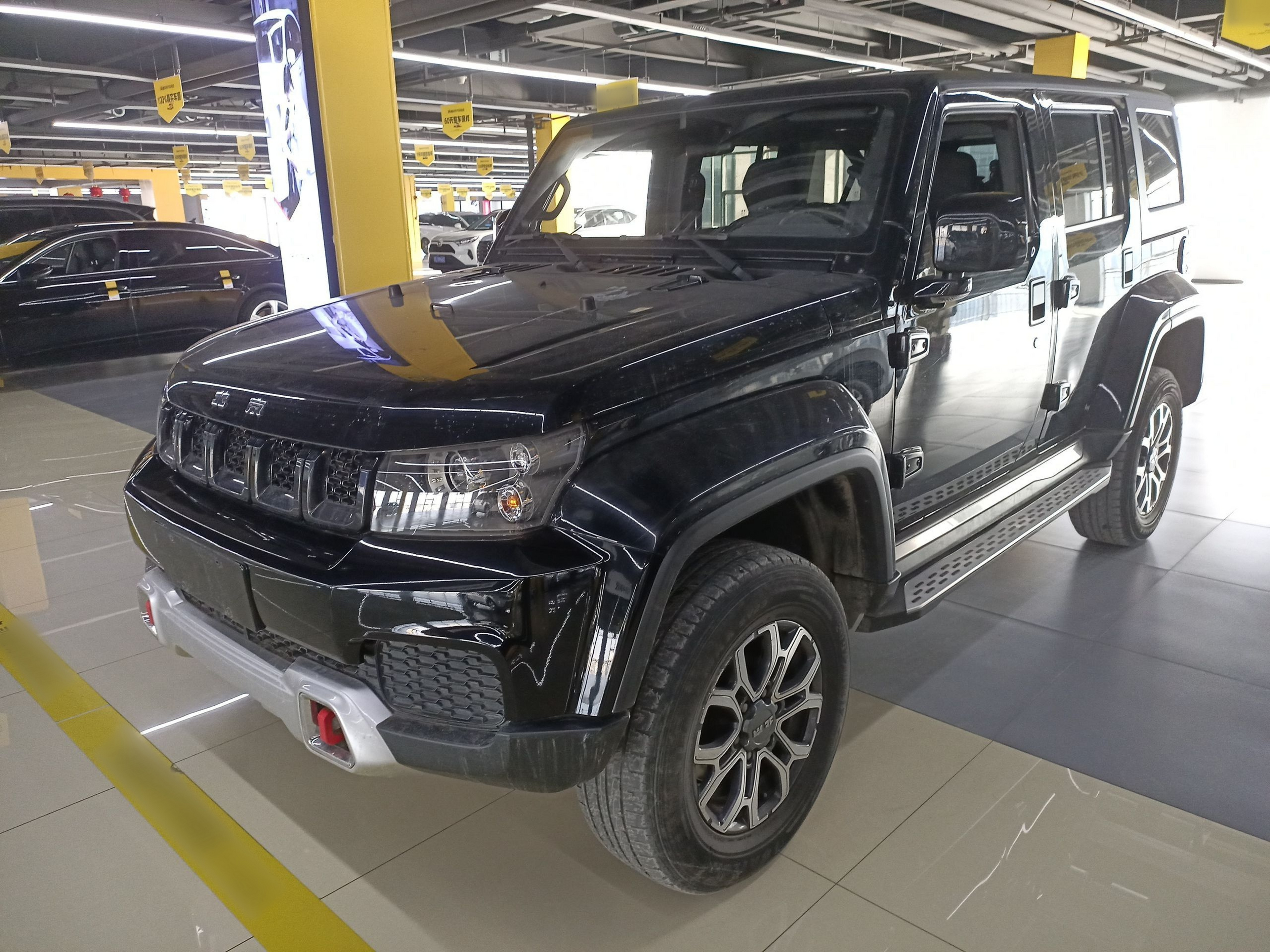 تحت مقدمة السيارة