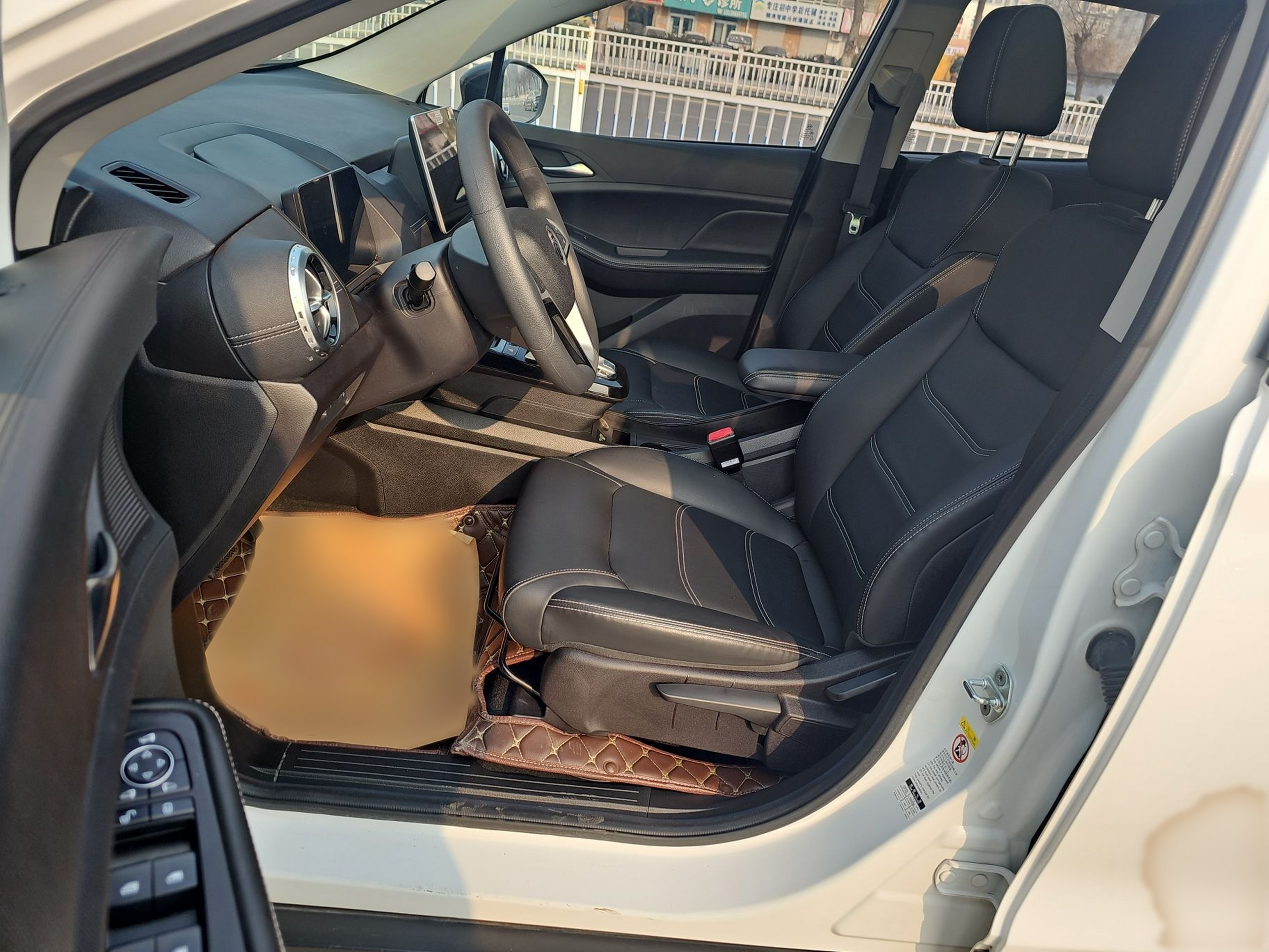 Переднее сиденье в автомобиле