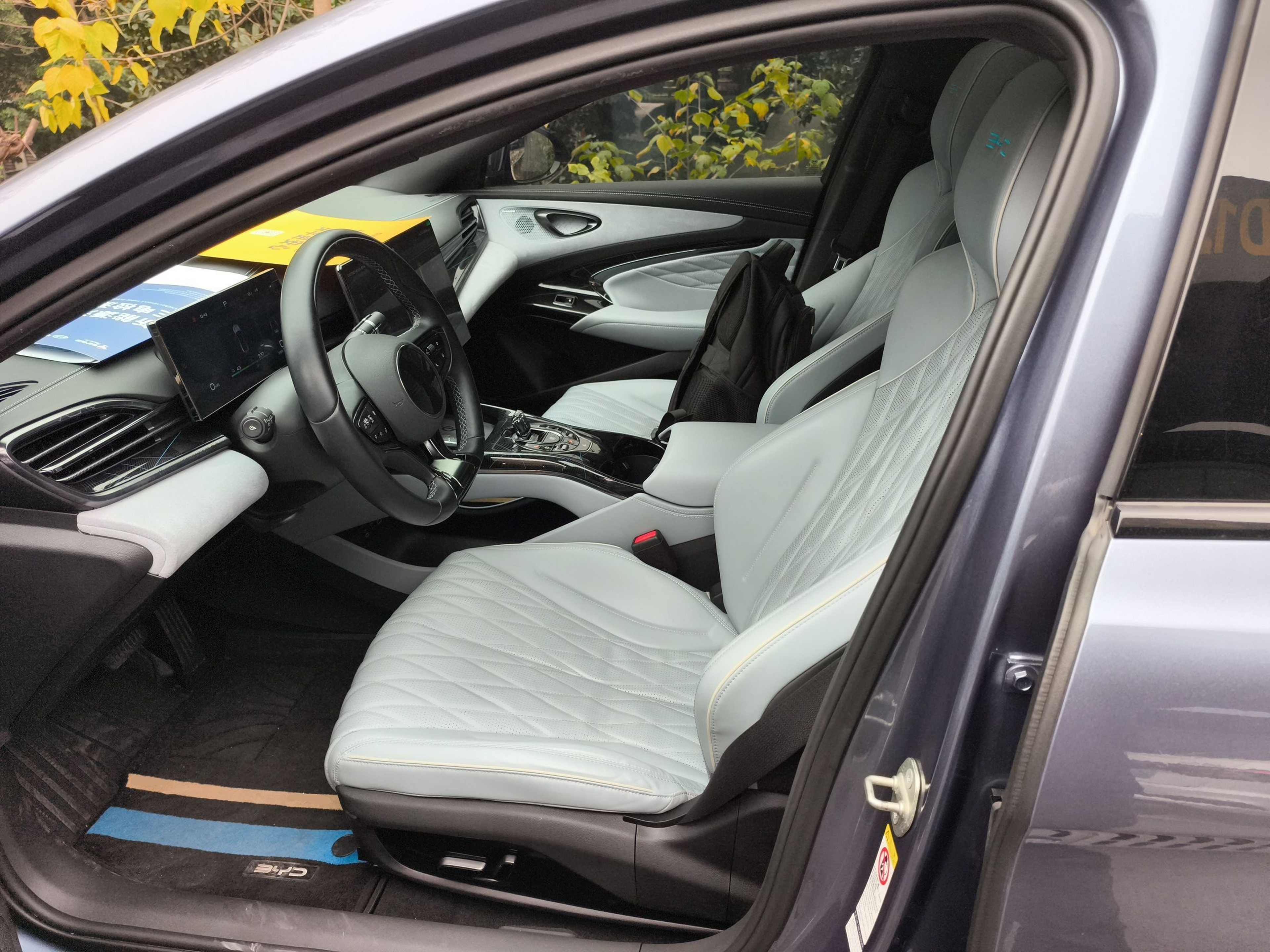 المقاعد الأمامية داخل السيارة