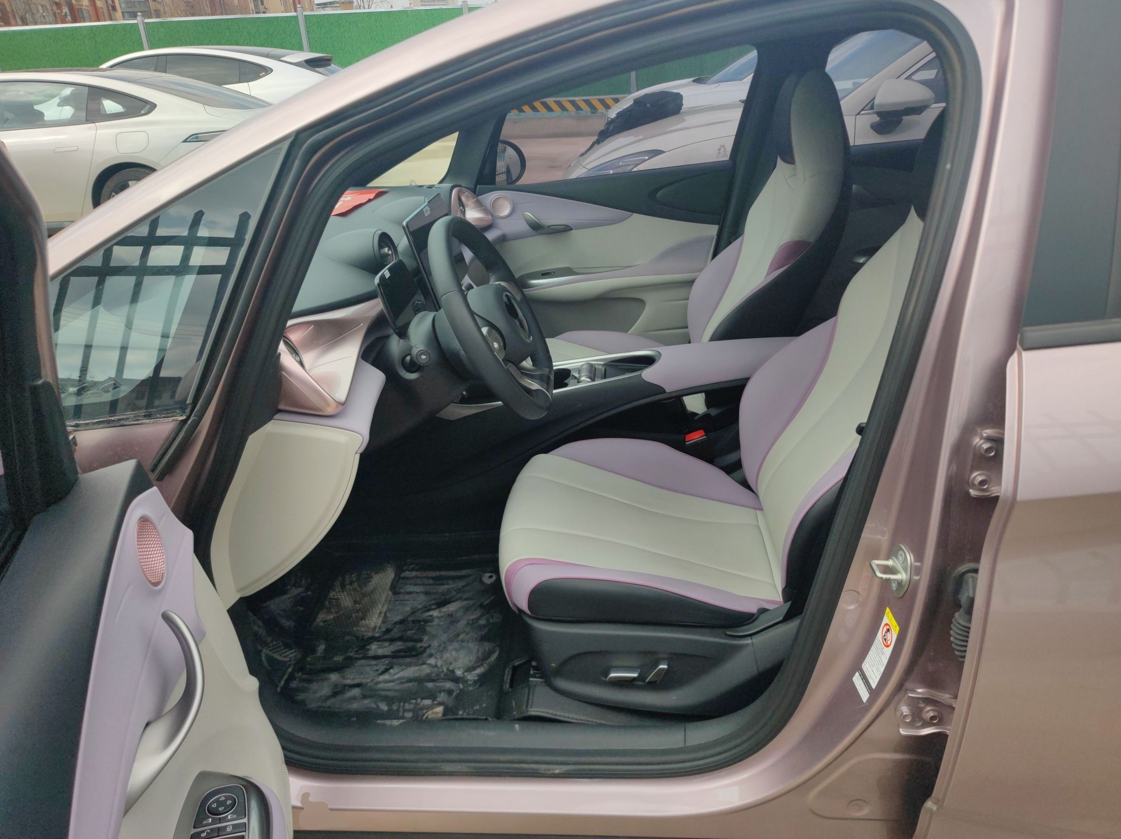 المقاعد الأمامية داخل السيارة