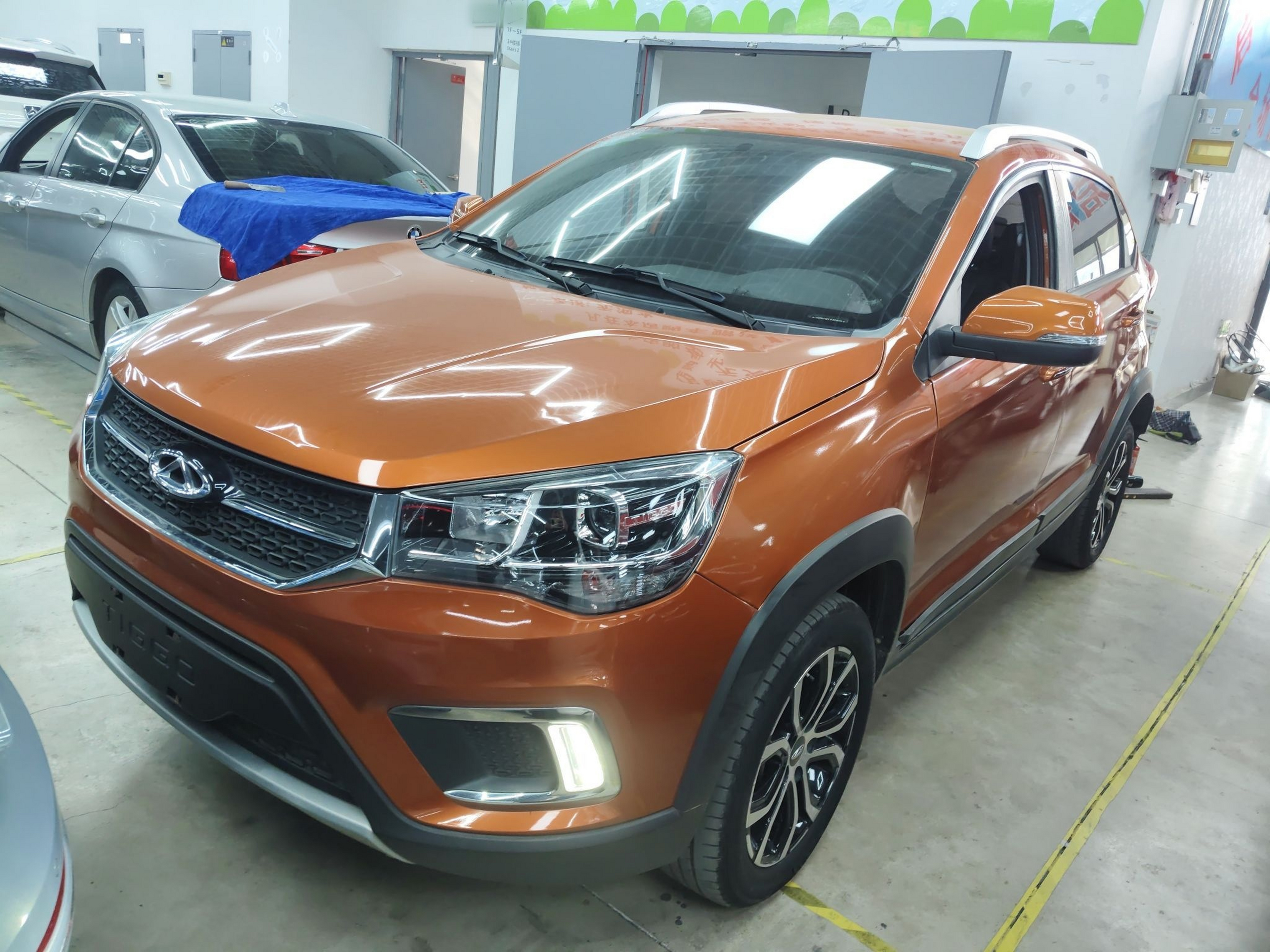 Под передней частью автомобиля