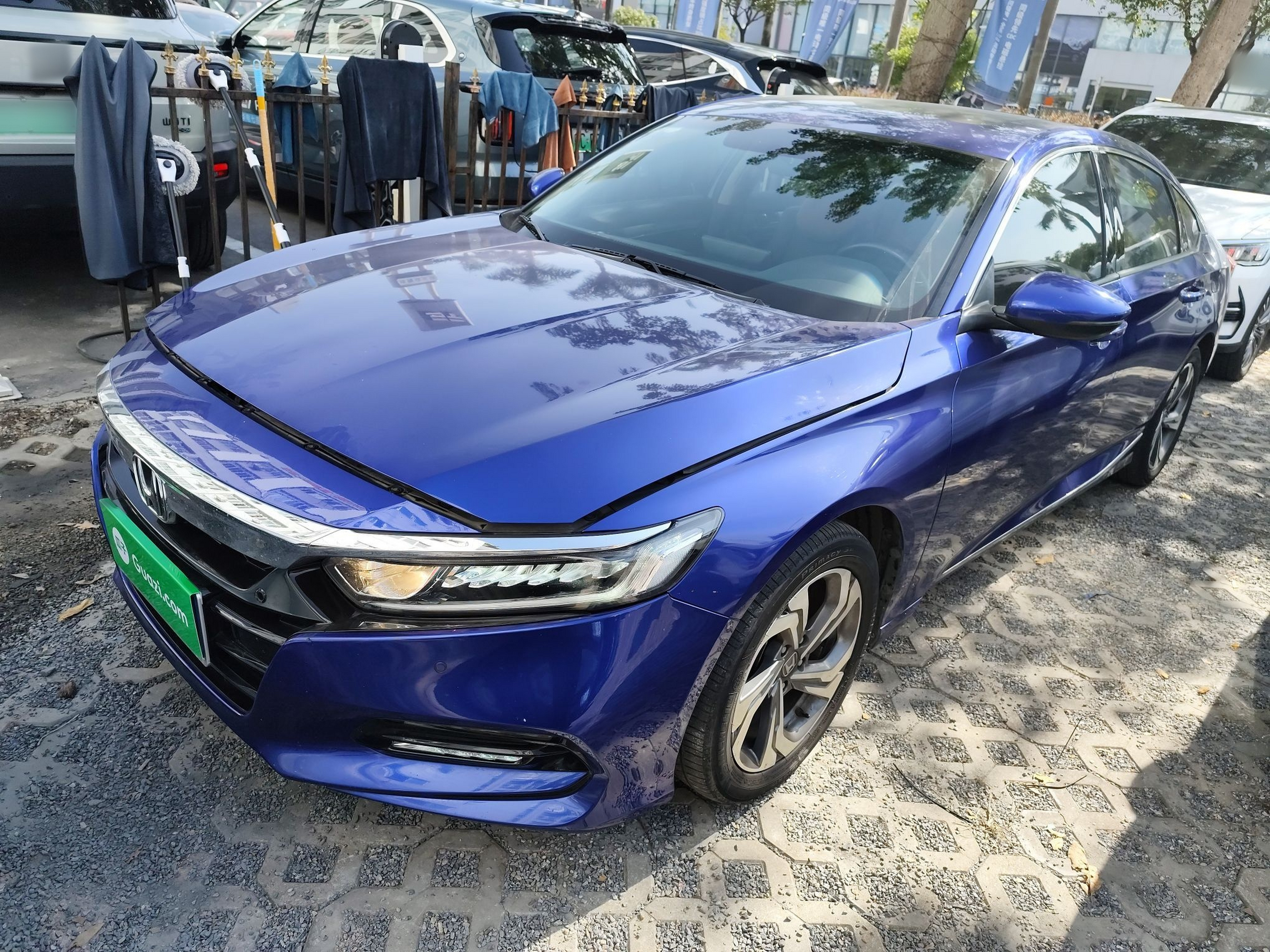 Под передней частью автомобиля