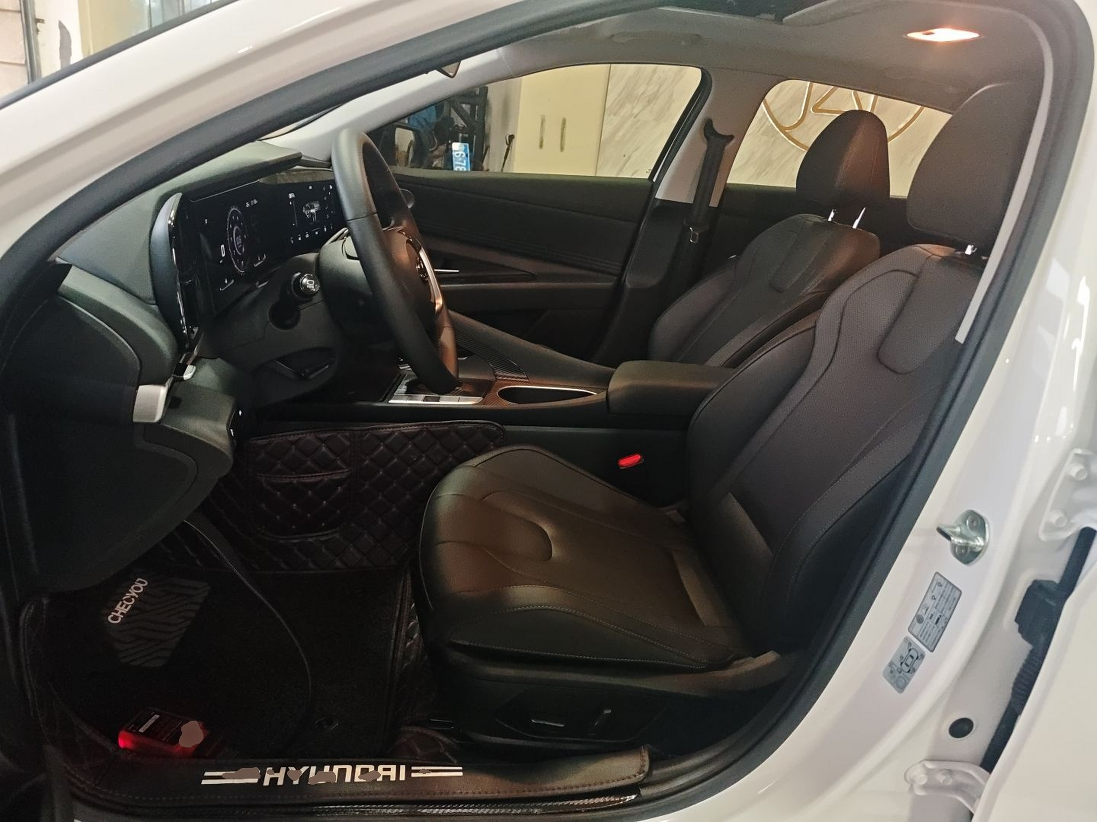 Переднее сиденье в автомобиле