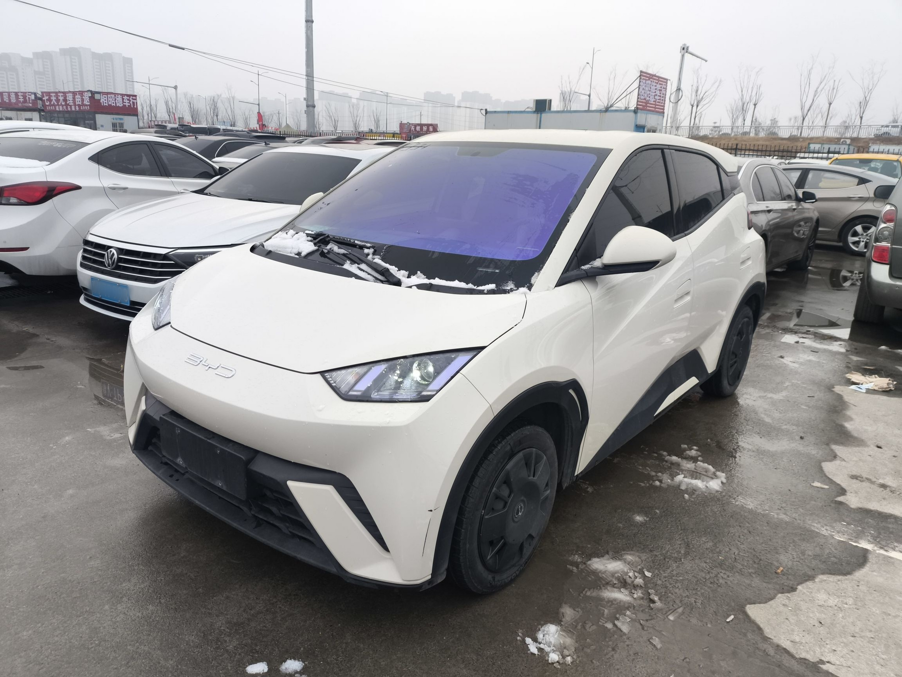 تحت مقدمة السيارة