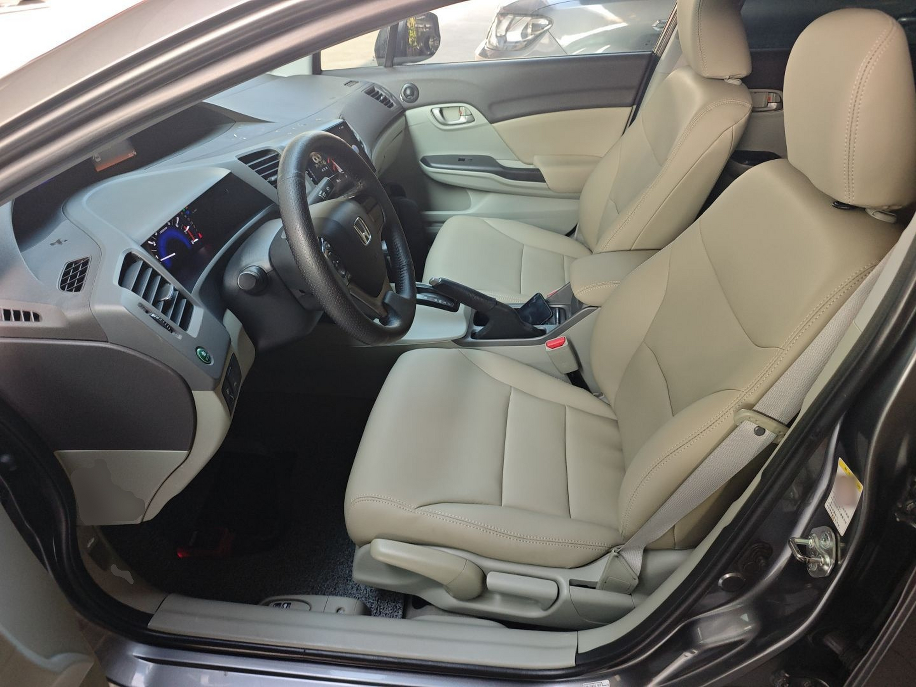 Переднее сиденье в автомобиле