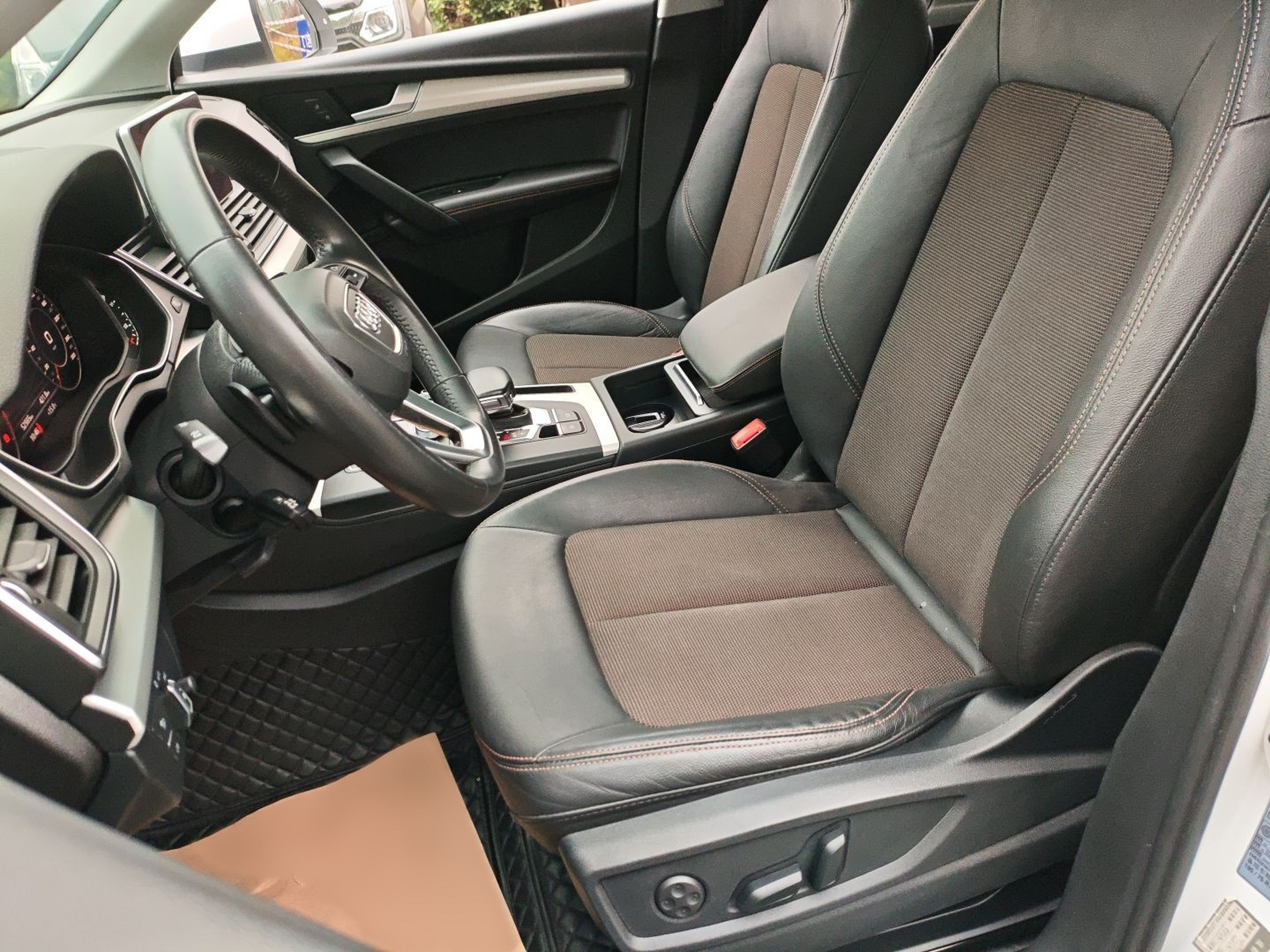 Переднее сиденье в автомобиле