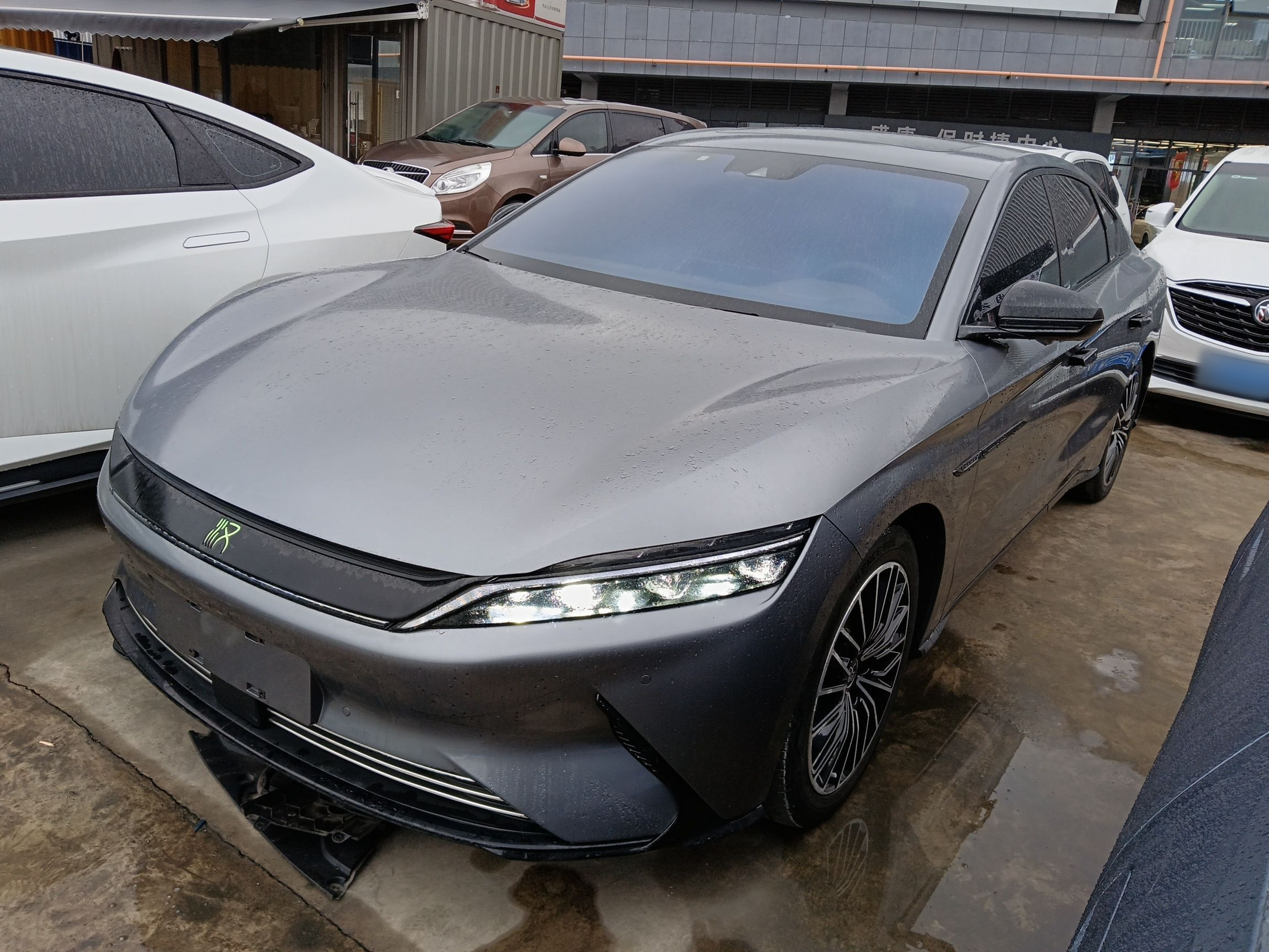 Под передней частью автомобиля