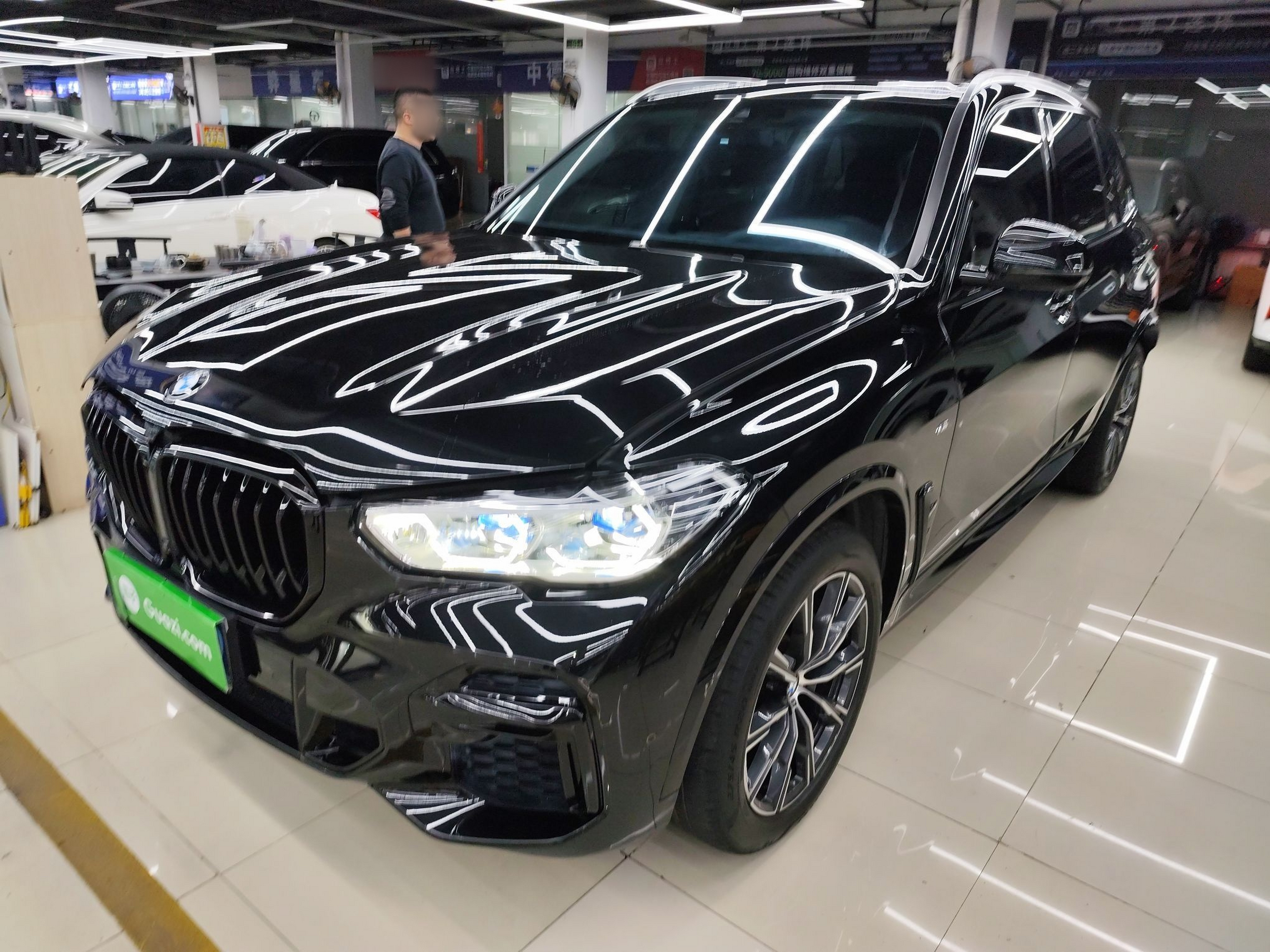 تحت مقدمة السيارة