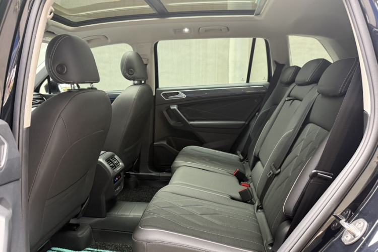 Used Volkswagen Tiguan L 2023 330TSI Automatic Two-Wheel Drive R-Line Enjoyment Edition
