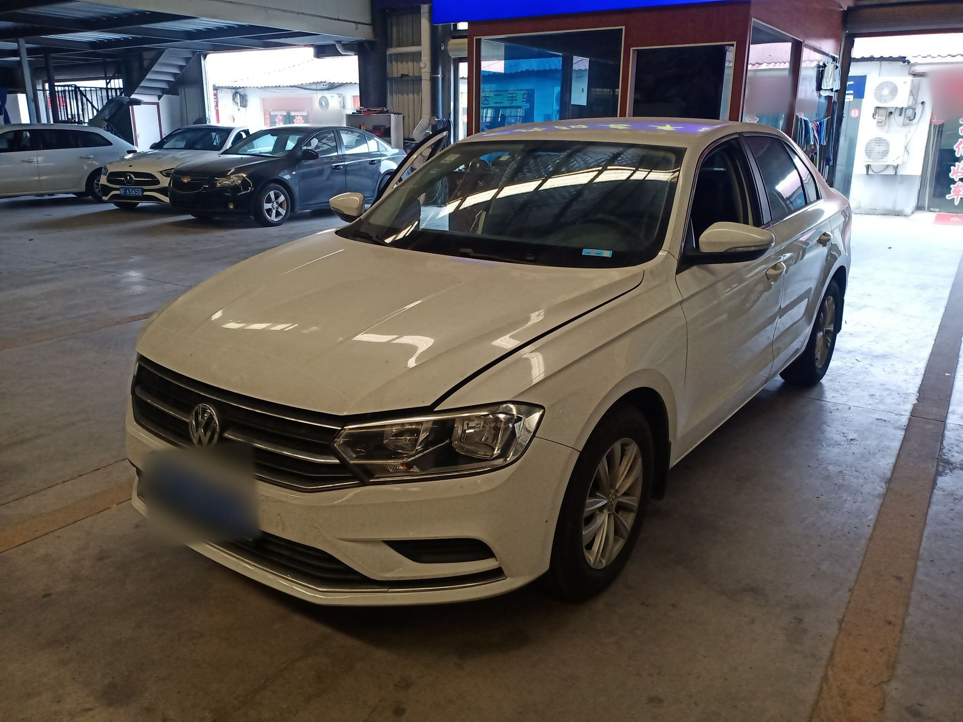 تحت مقدمة السيارة