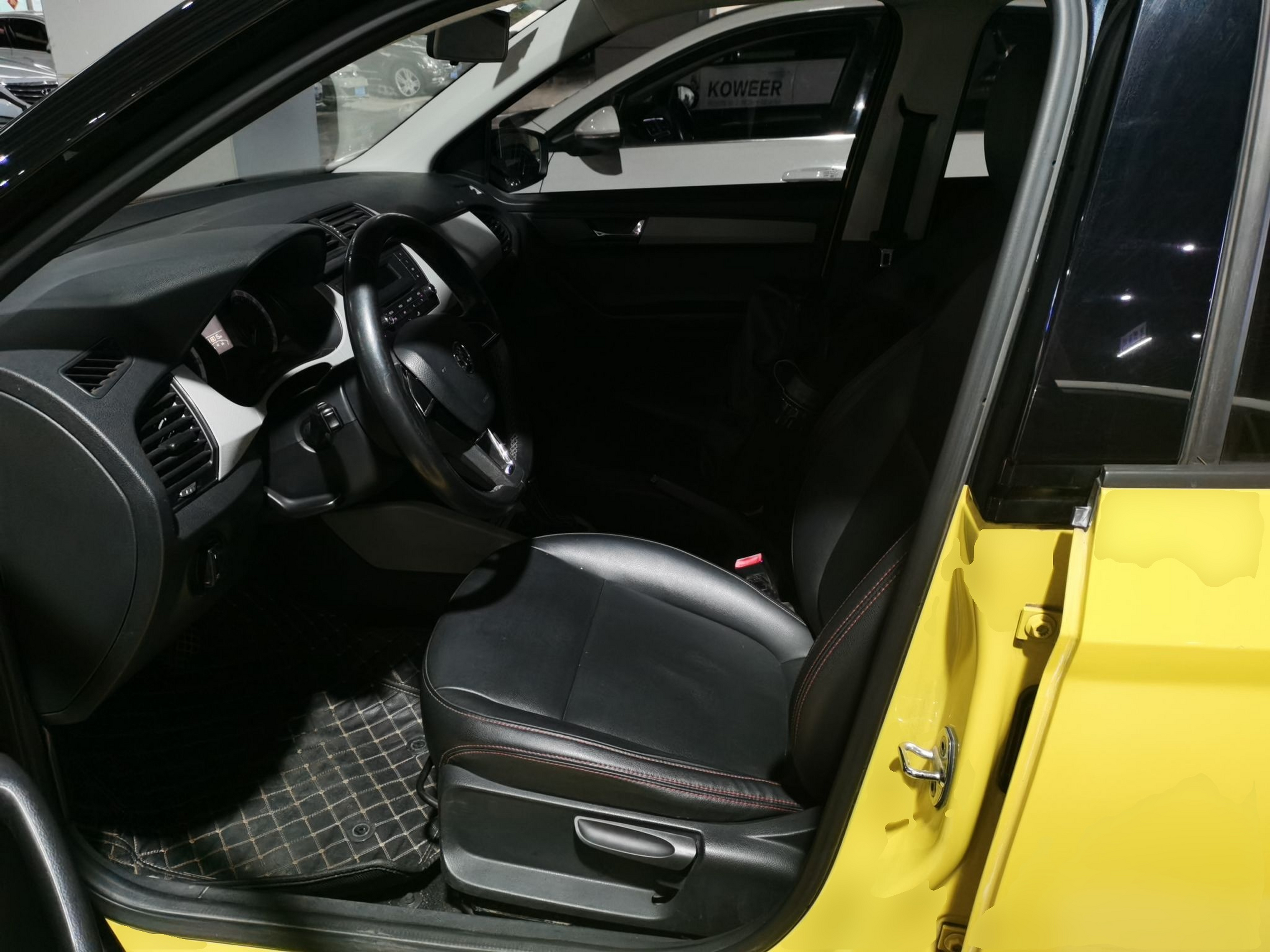 Переднее сиденье в автомобиле