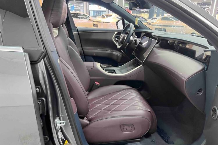 Used  11 2024 730 Luxury Edition with Three Lasers and Rear-Wheel Drive
