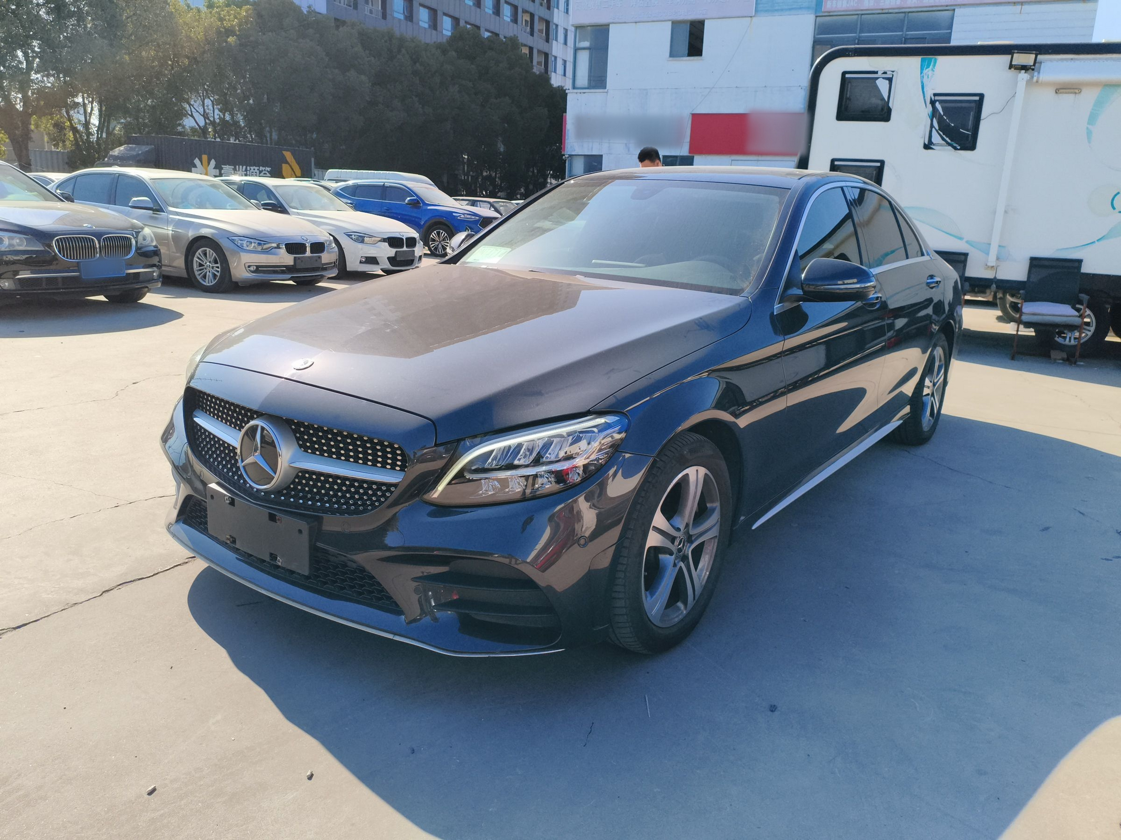 Под передней частью автомобиля