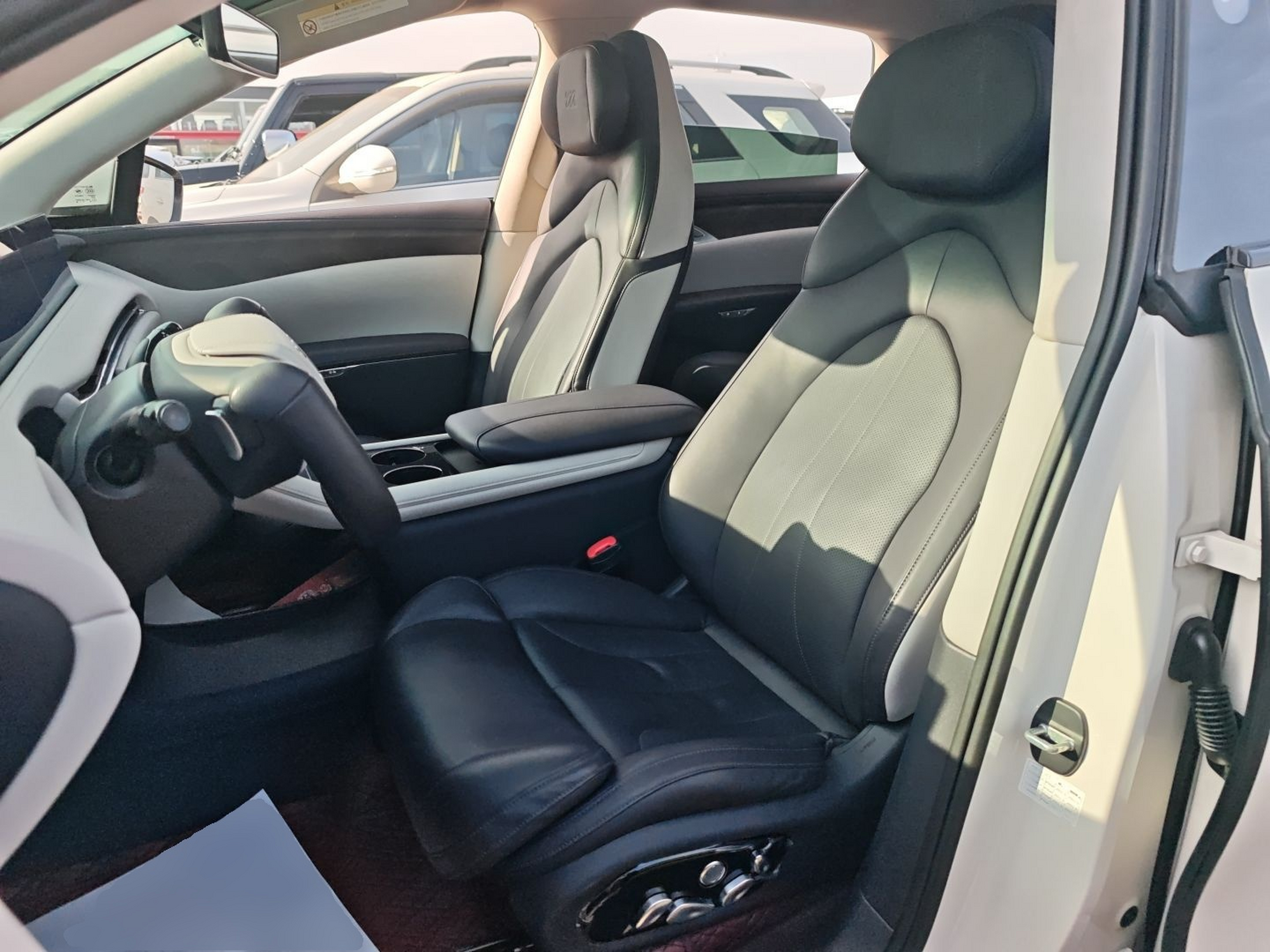 المقاعد الأمامية داخل السيارة