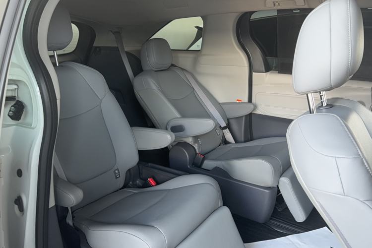 Used Toyota Granvia 2023 2.5L Hybrid Comfort Edition
