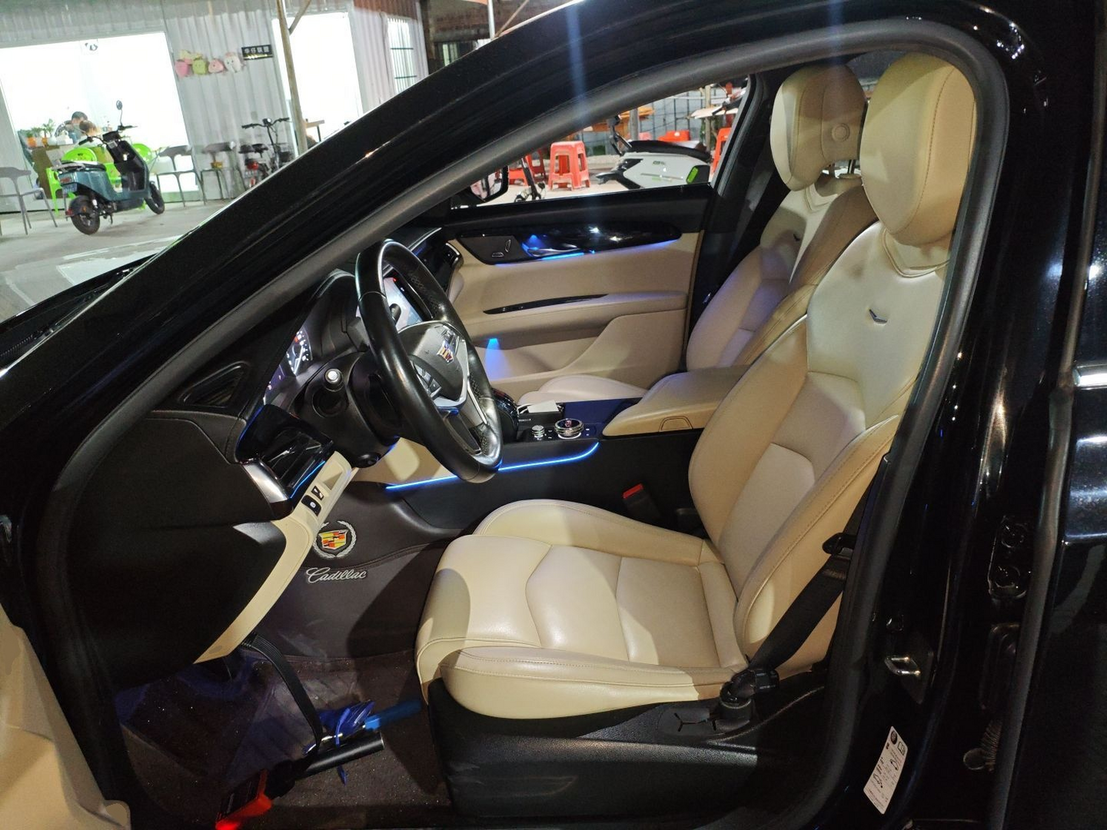 المقاعد الأمامية داخل السيارة