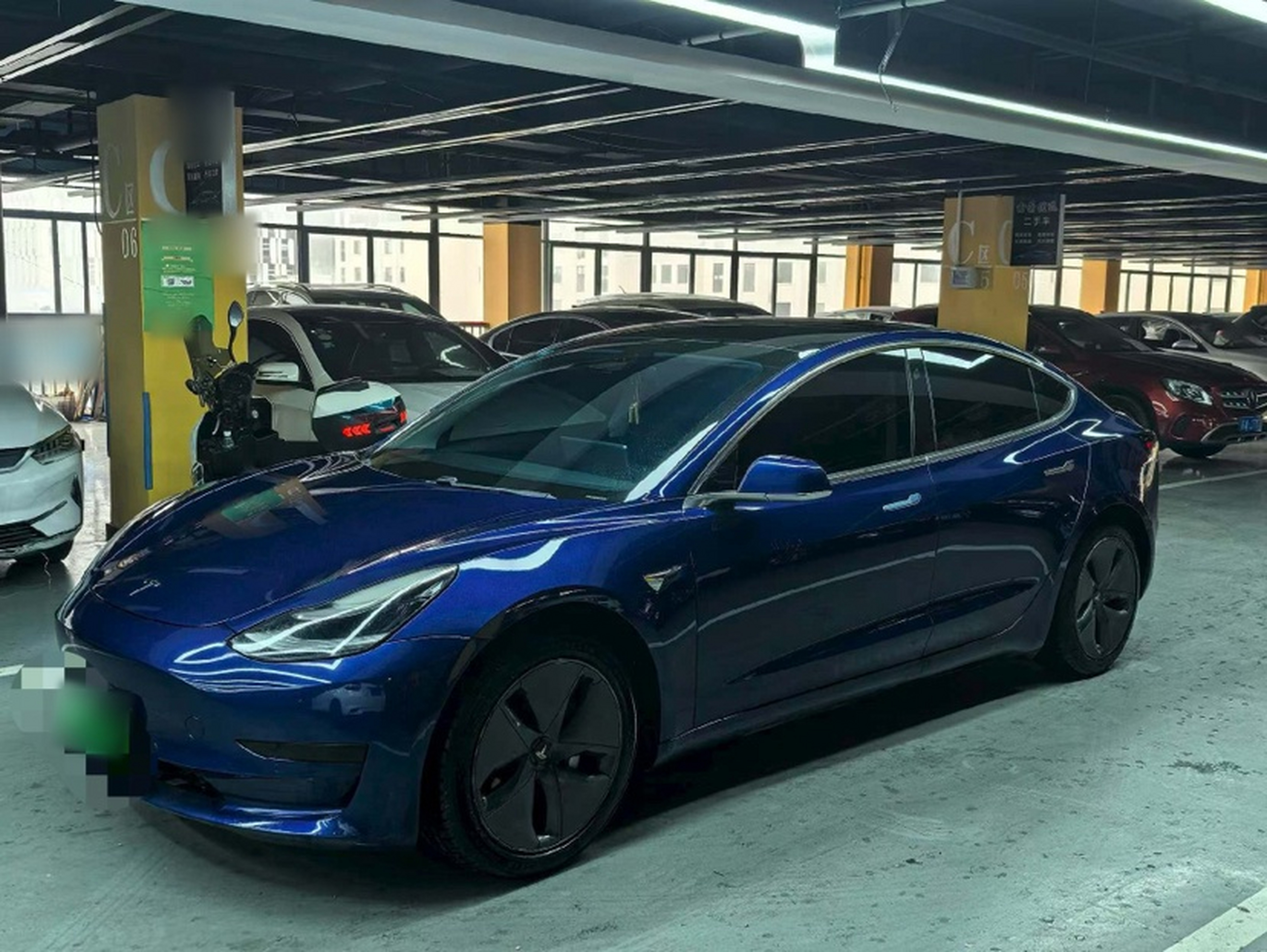 Под передней частью автомобиля