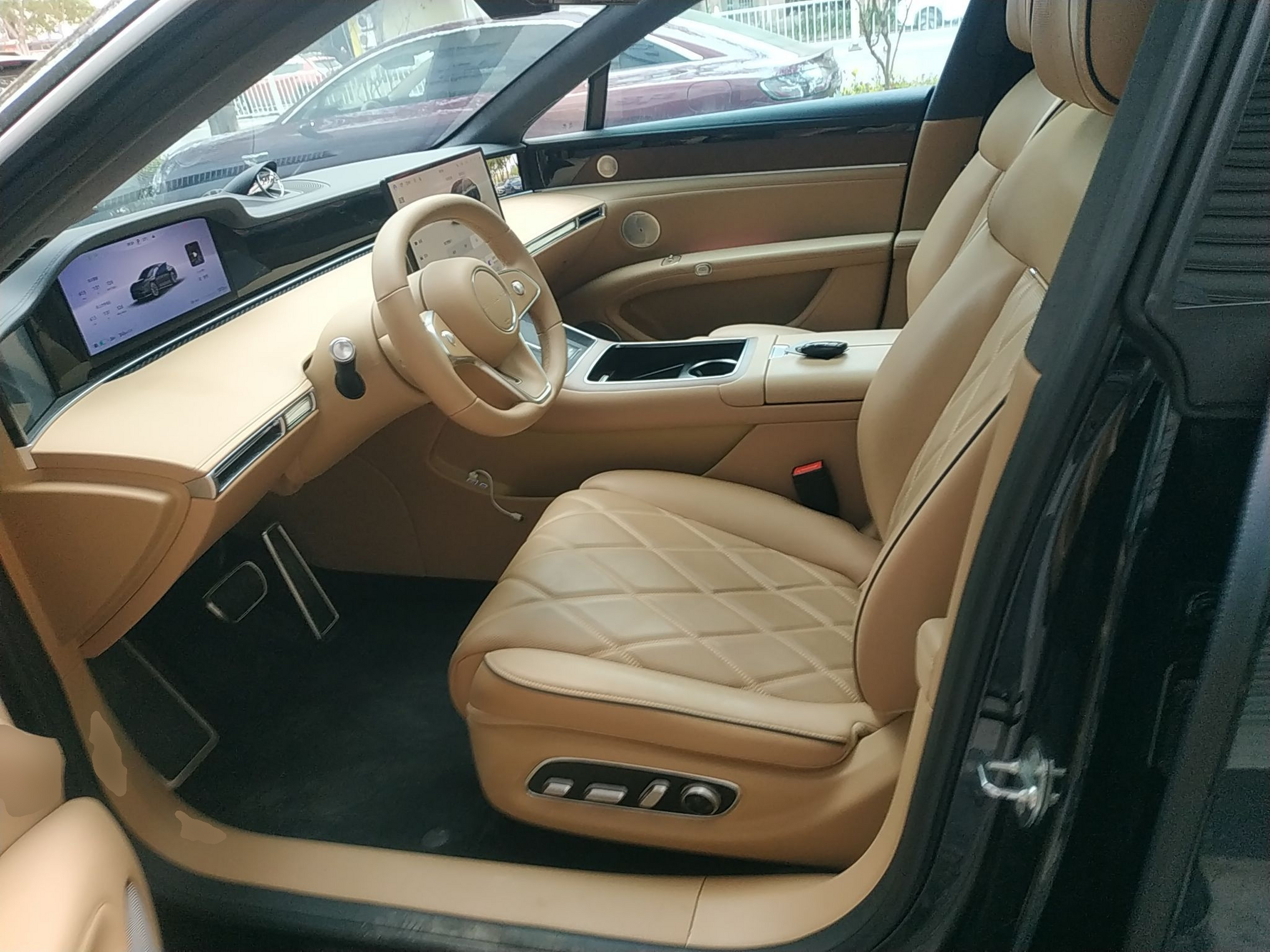 المقاعد الأمامية داخل السيارة