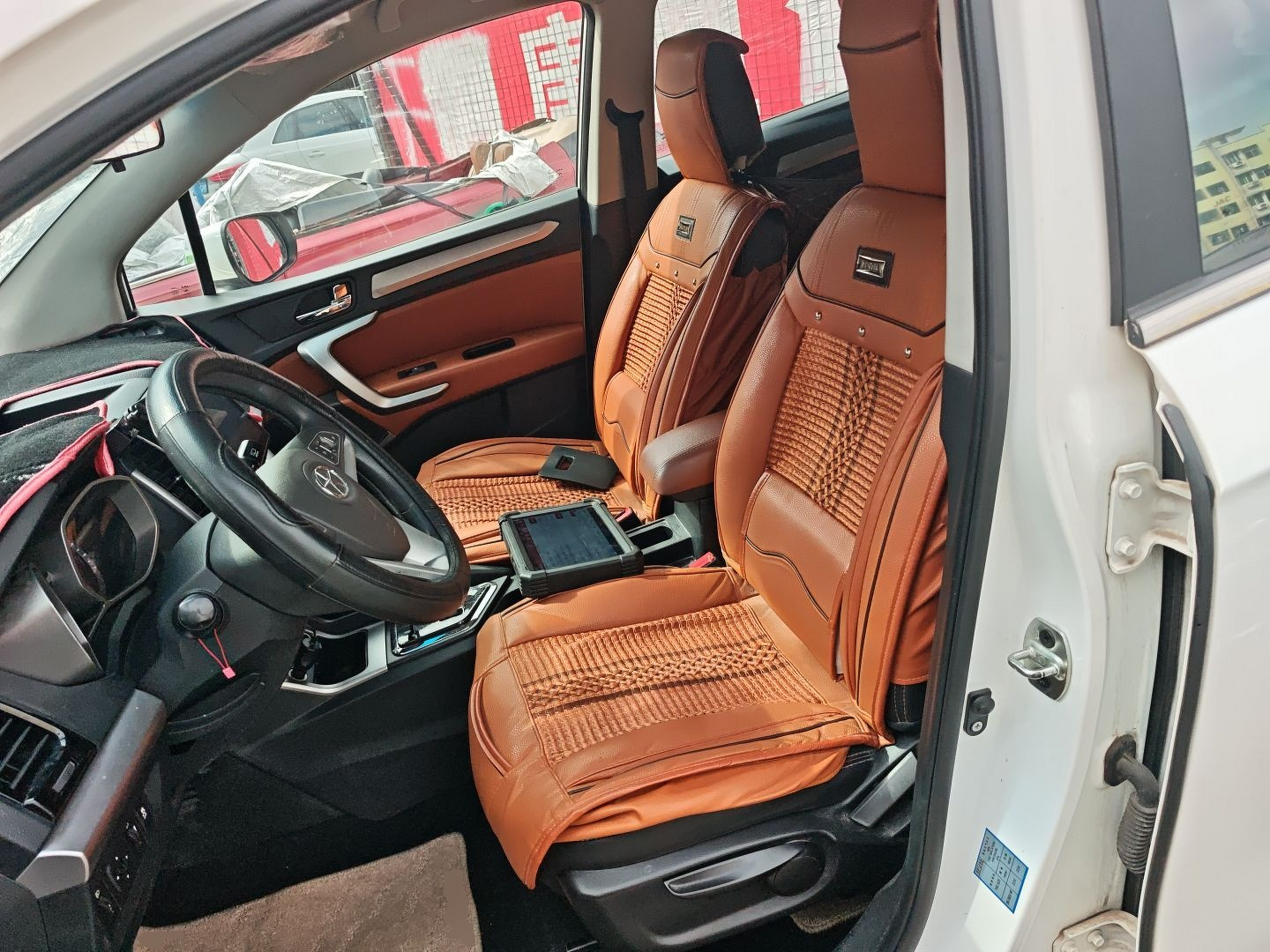 Переднее сиденье в автомобиле