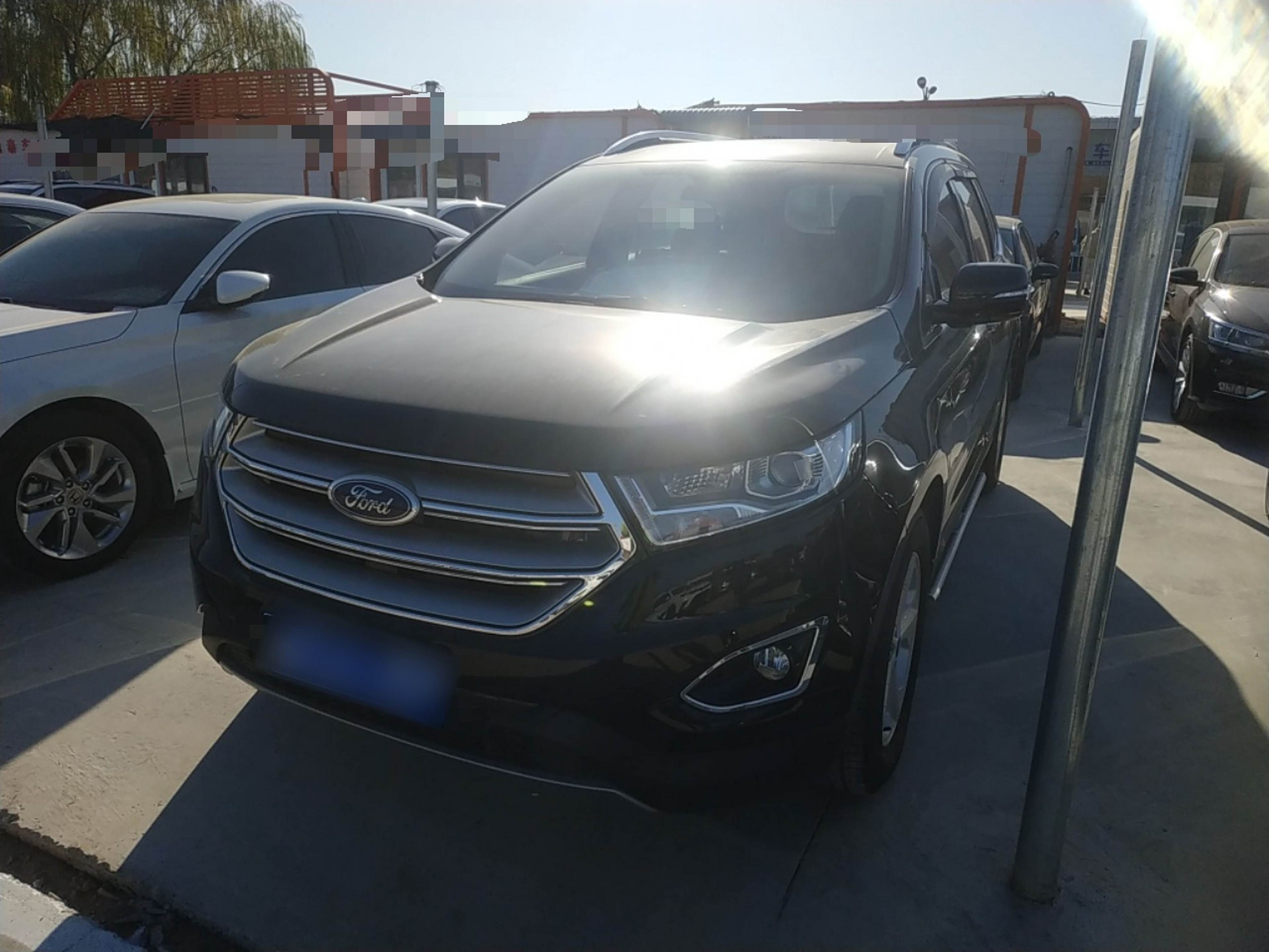 تحت مقدمة السيارة