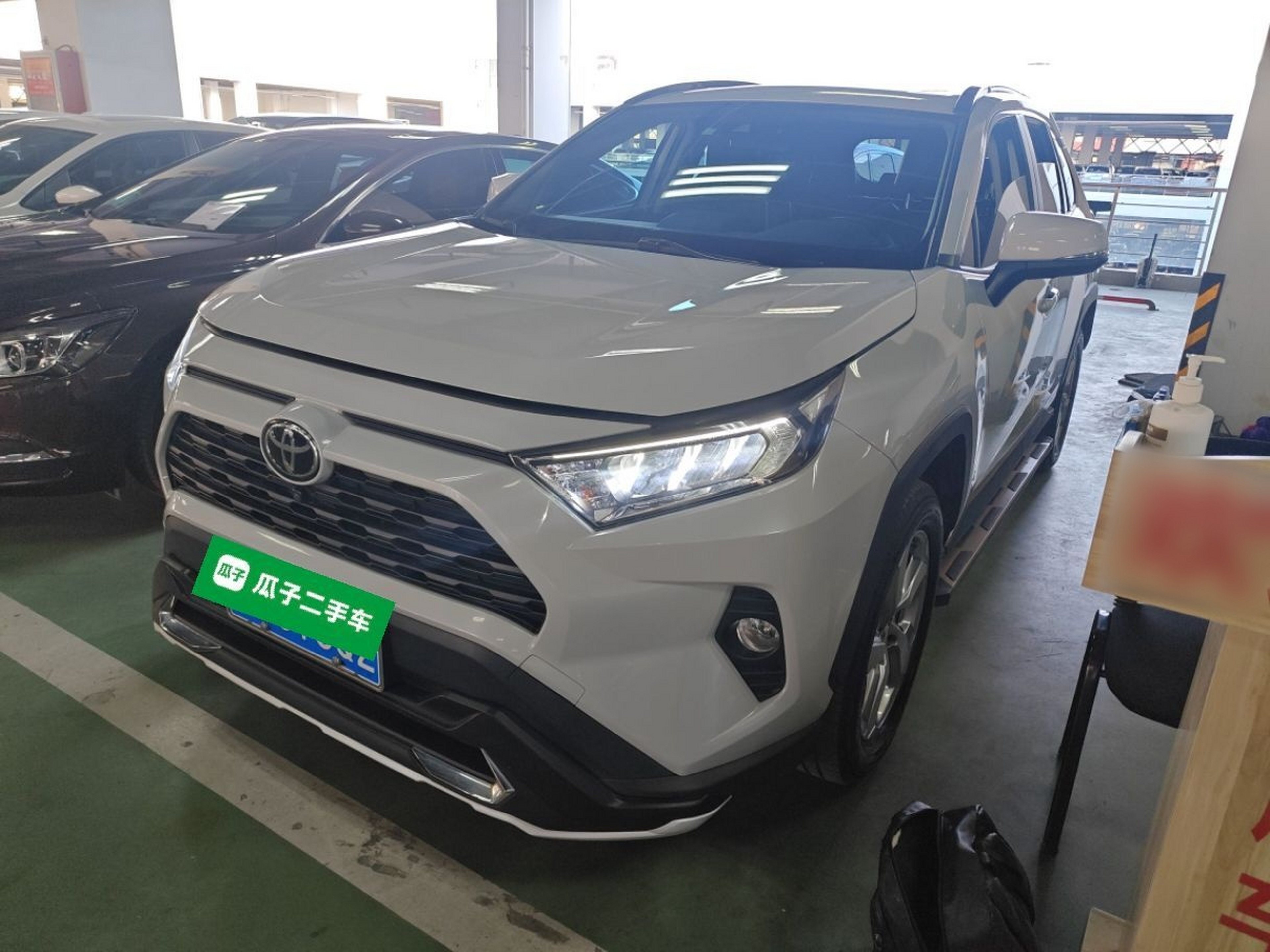 تحت مقدمة السيارة