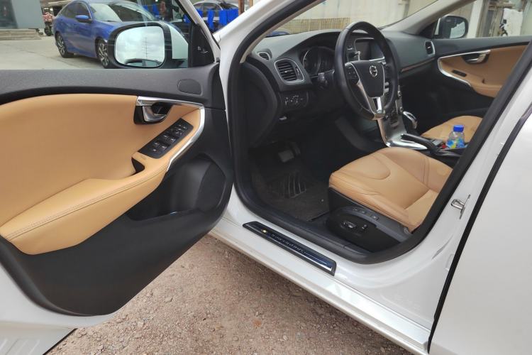 Used Volvo V40 2017 T3 Zhiya Edition
