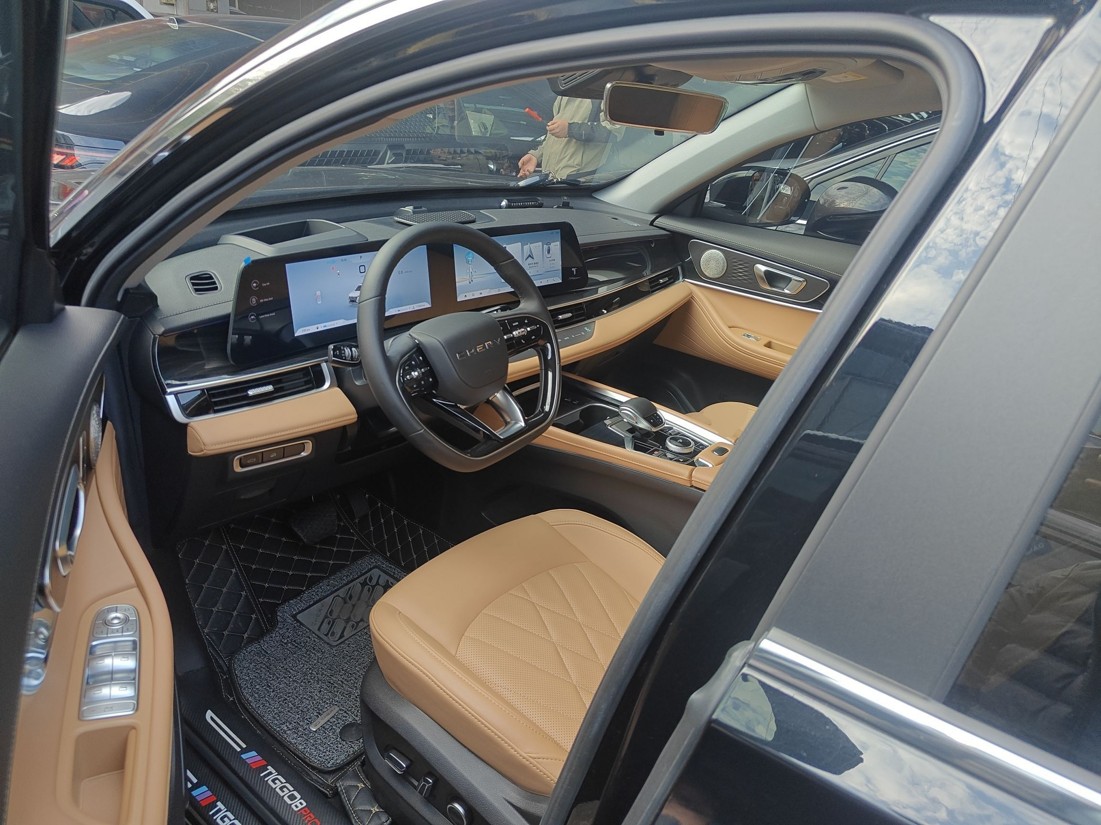 المقاعد الأمامية داخل السيارة