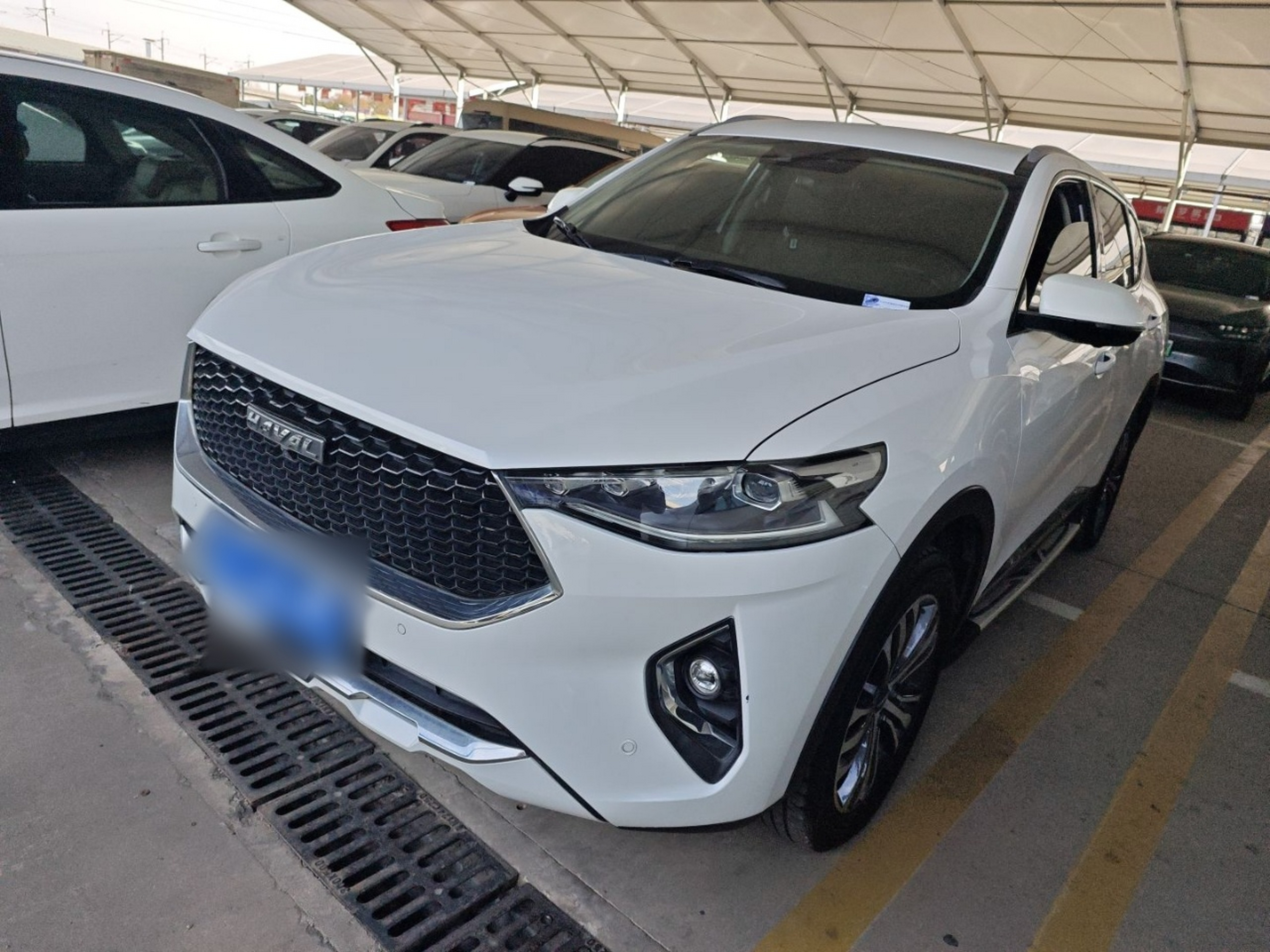 Под передней частью автомобиля