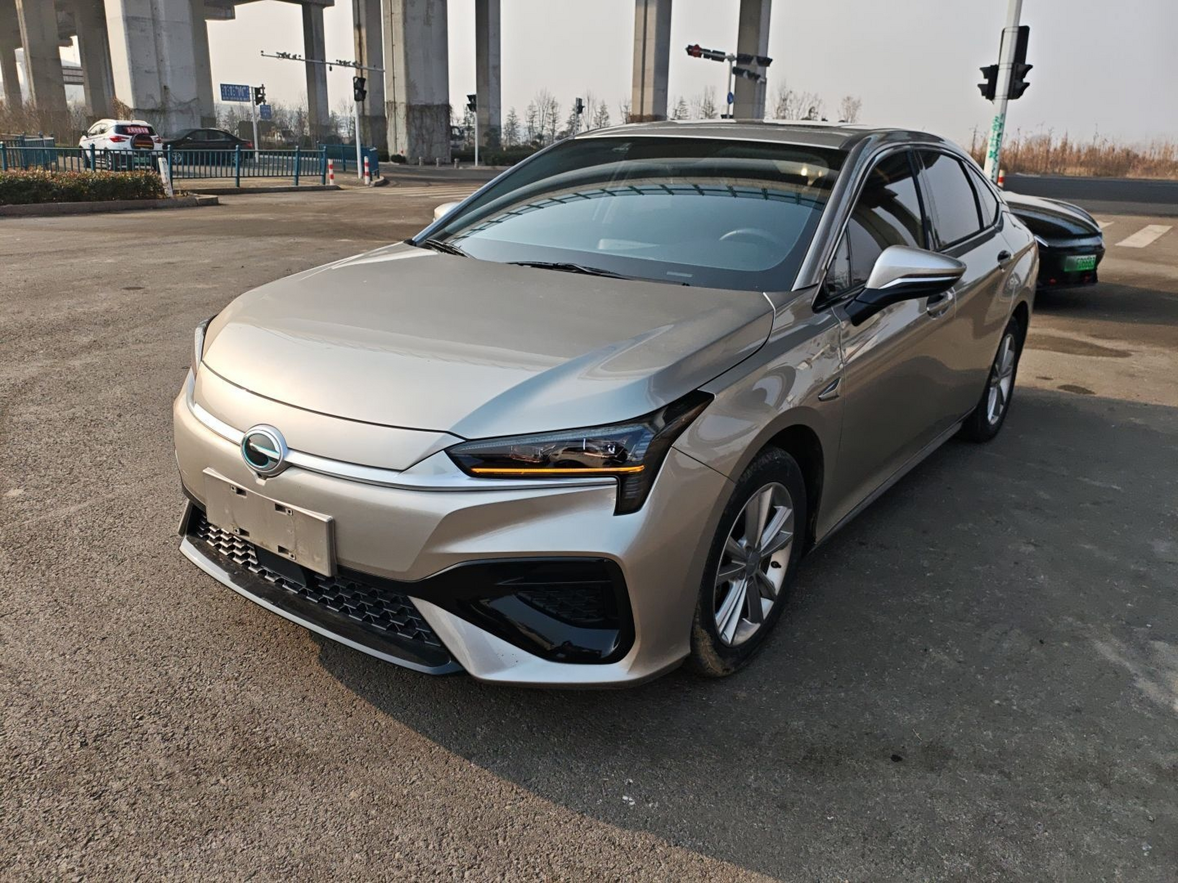 Под передней частью автомобиля