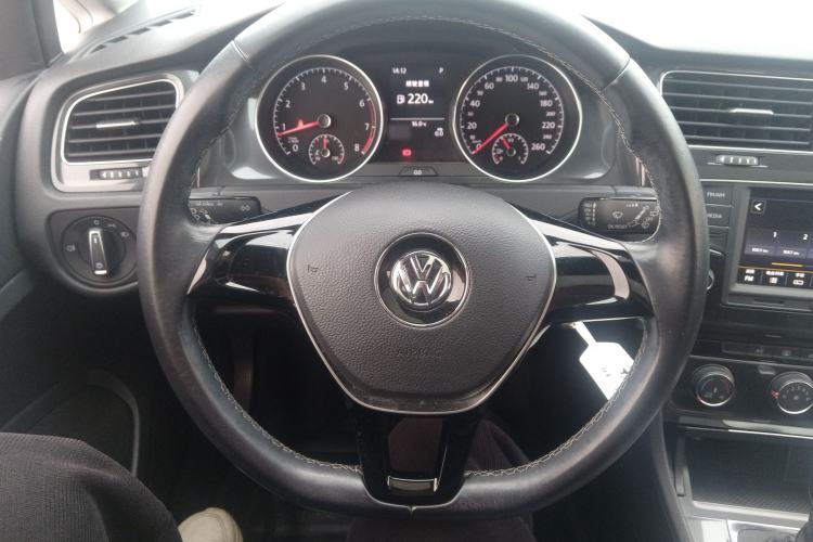 Used Volkswagen Golf 2017 1.6L Automatic Comfort Million-Vehicle Anniversary Edition
