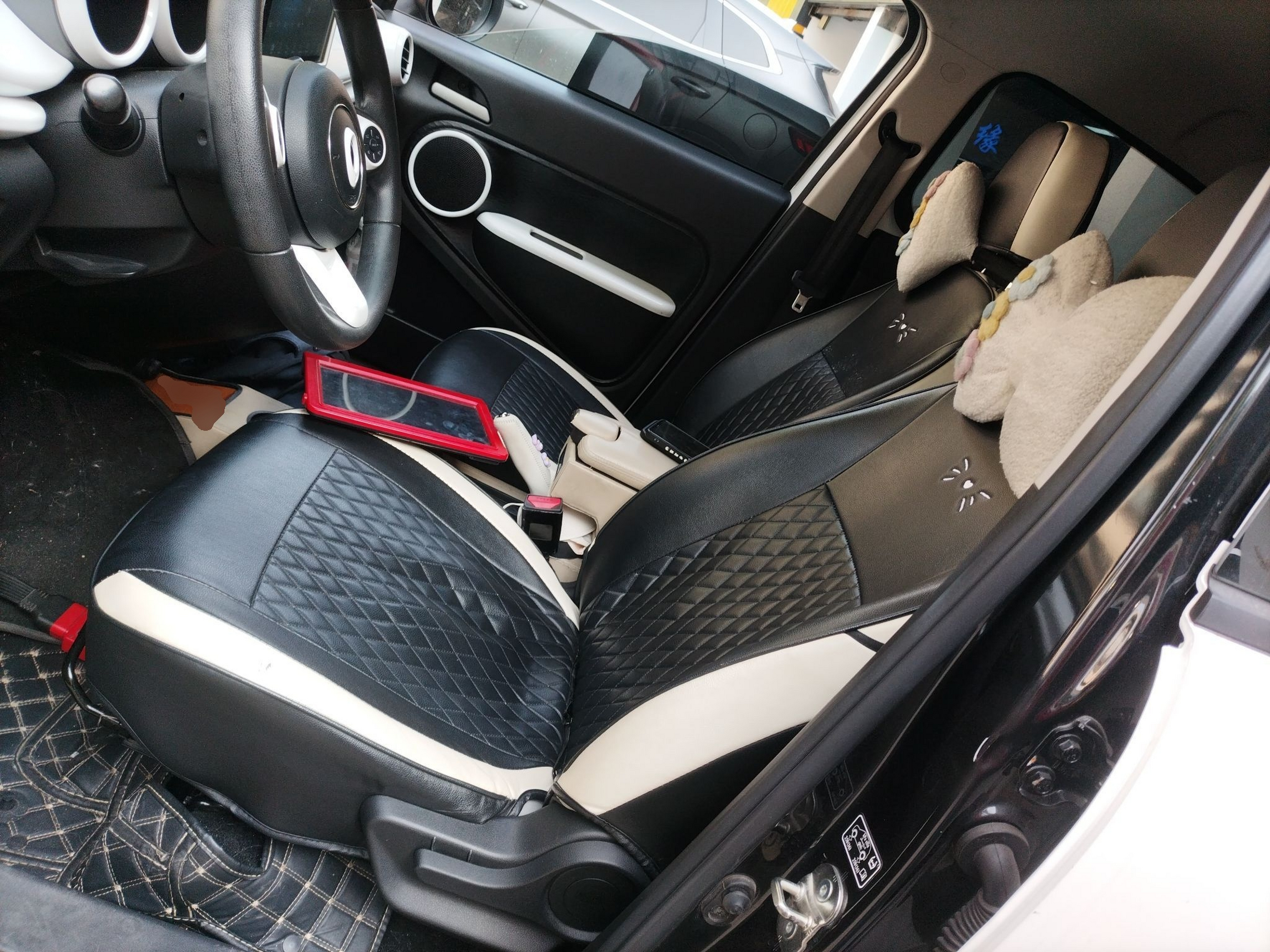 المقاعد الأمامية داخل السيارة