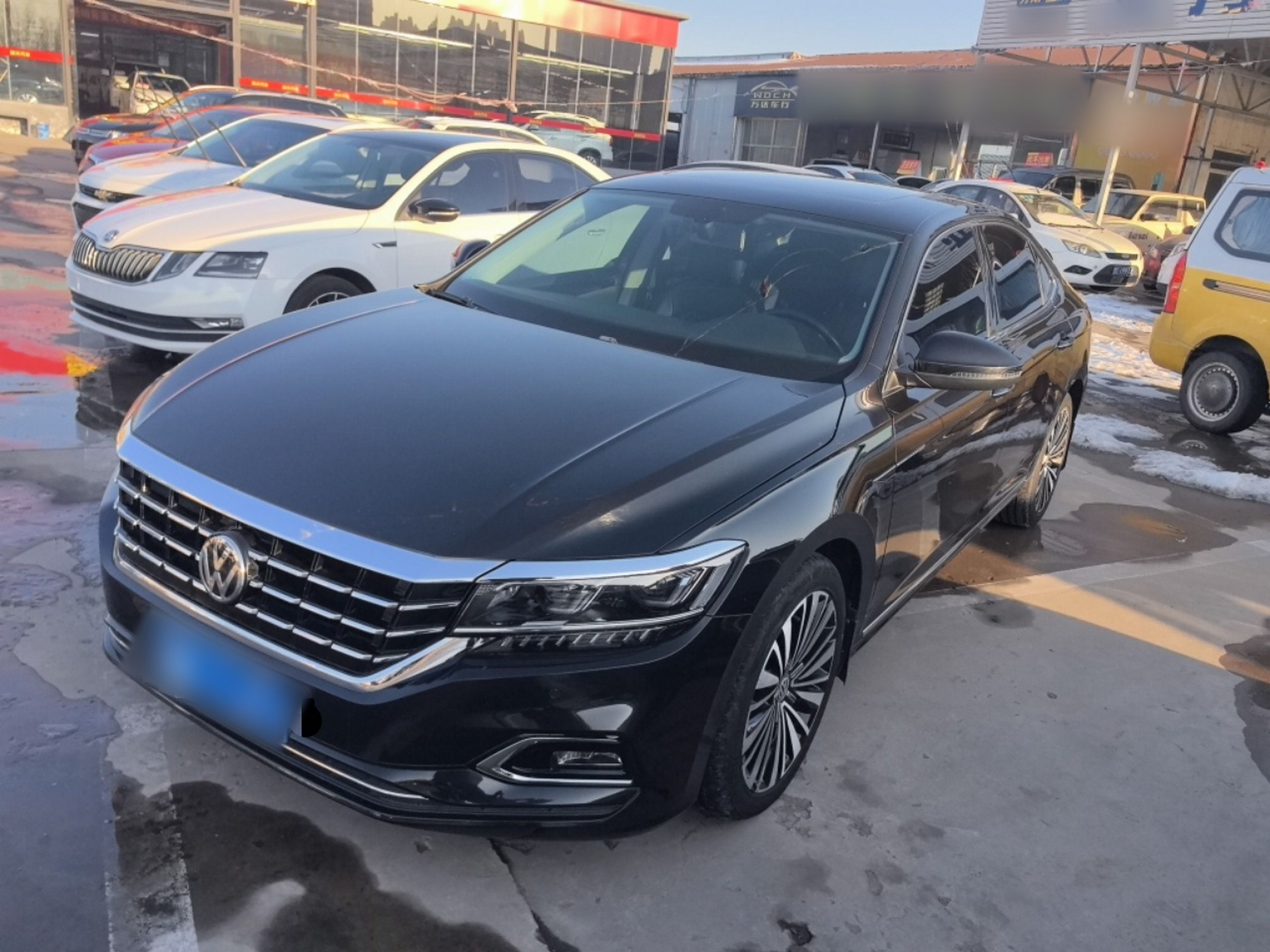 تحت مقدمة السيارة