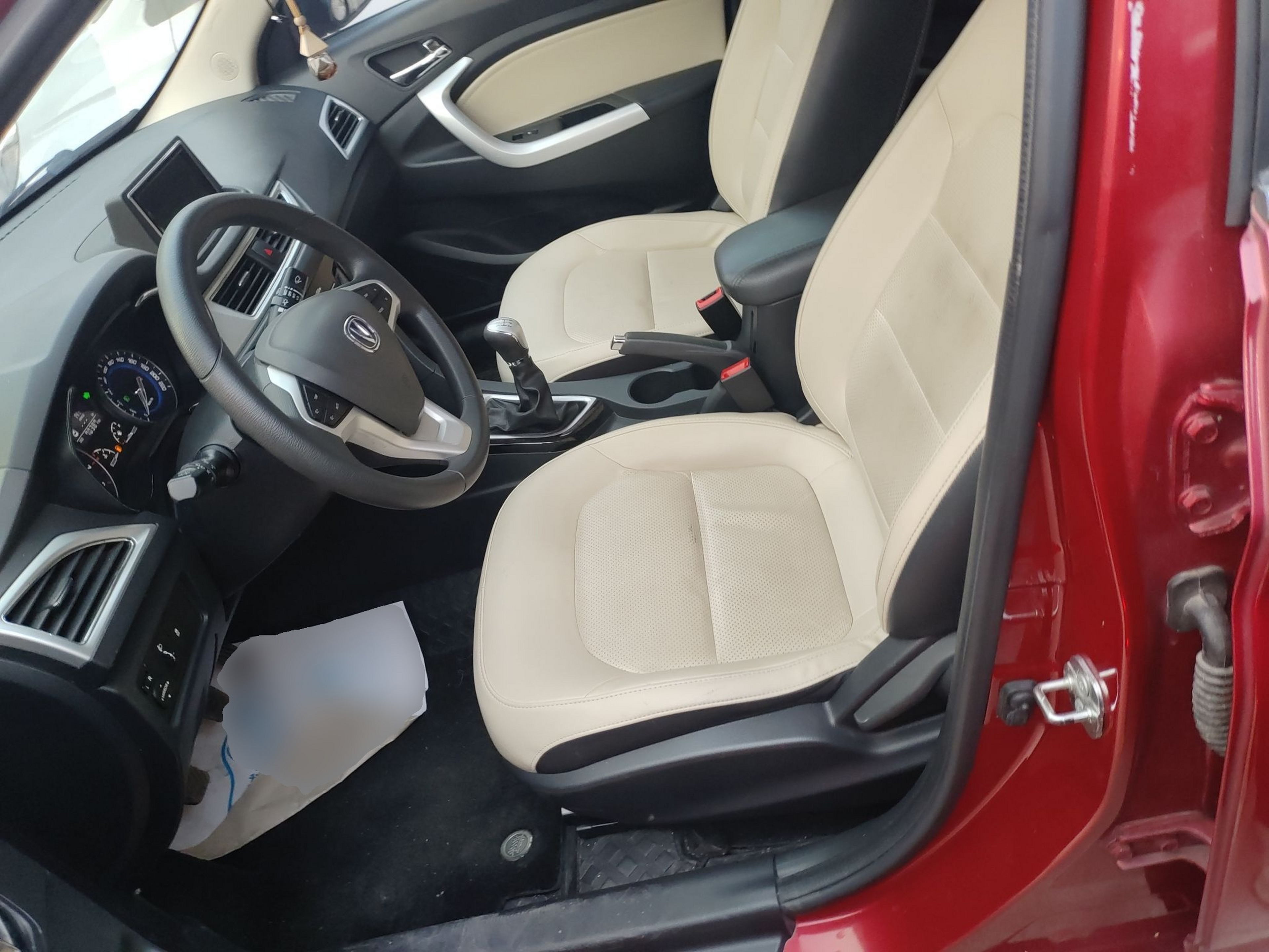 المقاعد الأمامية داخل السيارة