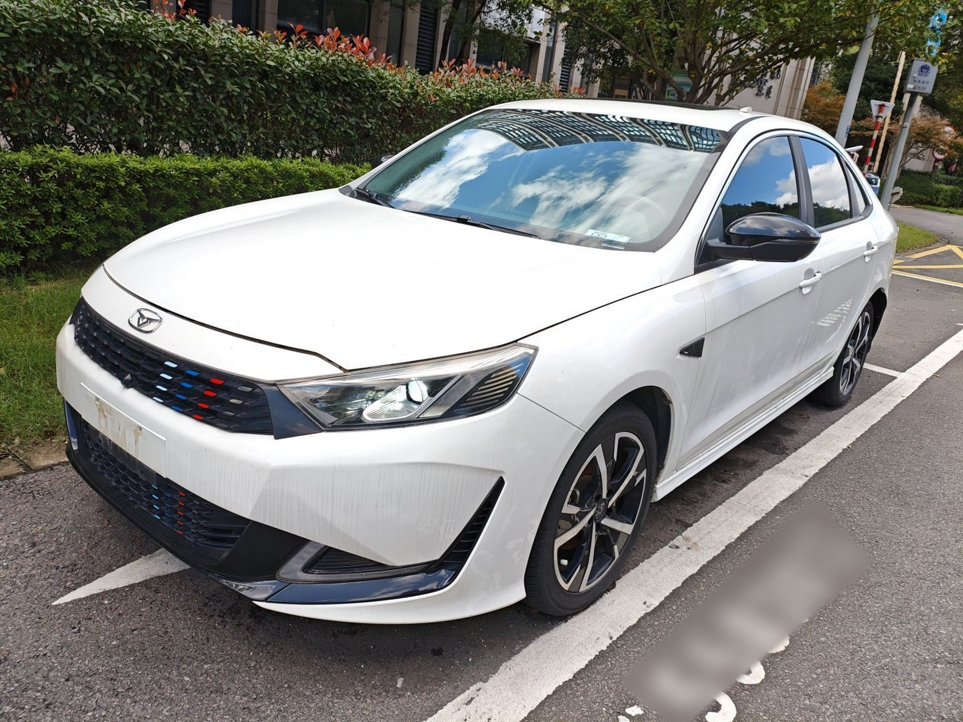 Под передней частью автомобиля