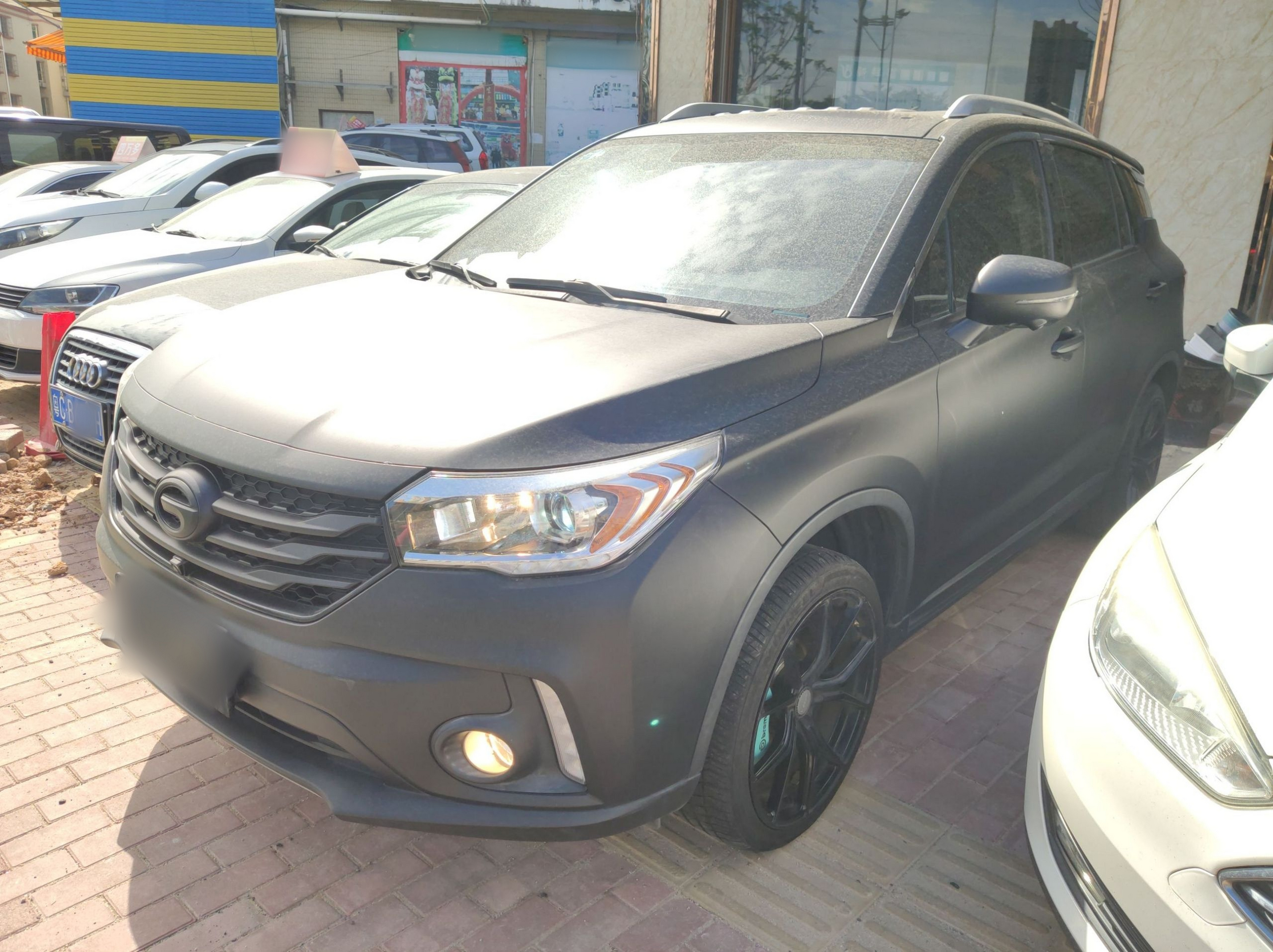 Под передней частью автомобиля